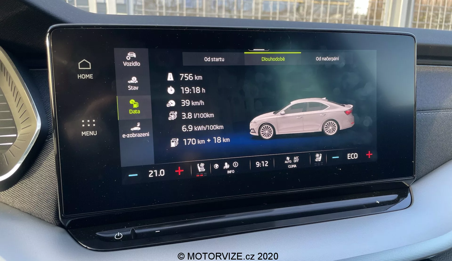Dotyková obrazovka infotainmentu vozidla Škoda Octavia Limousine 2020 zobrazujúca stav vozidla, diagnostiku a nastavenie klimatizácie, s ilustráciou sedanu z bočného pohľadu.