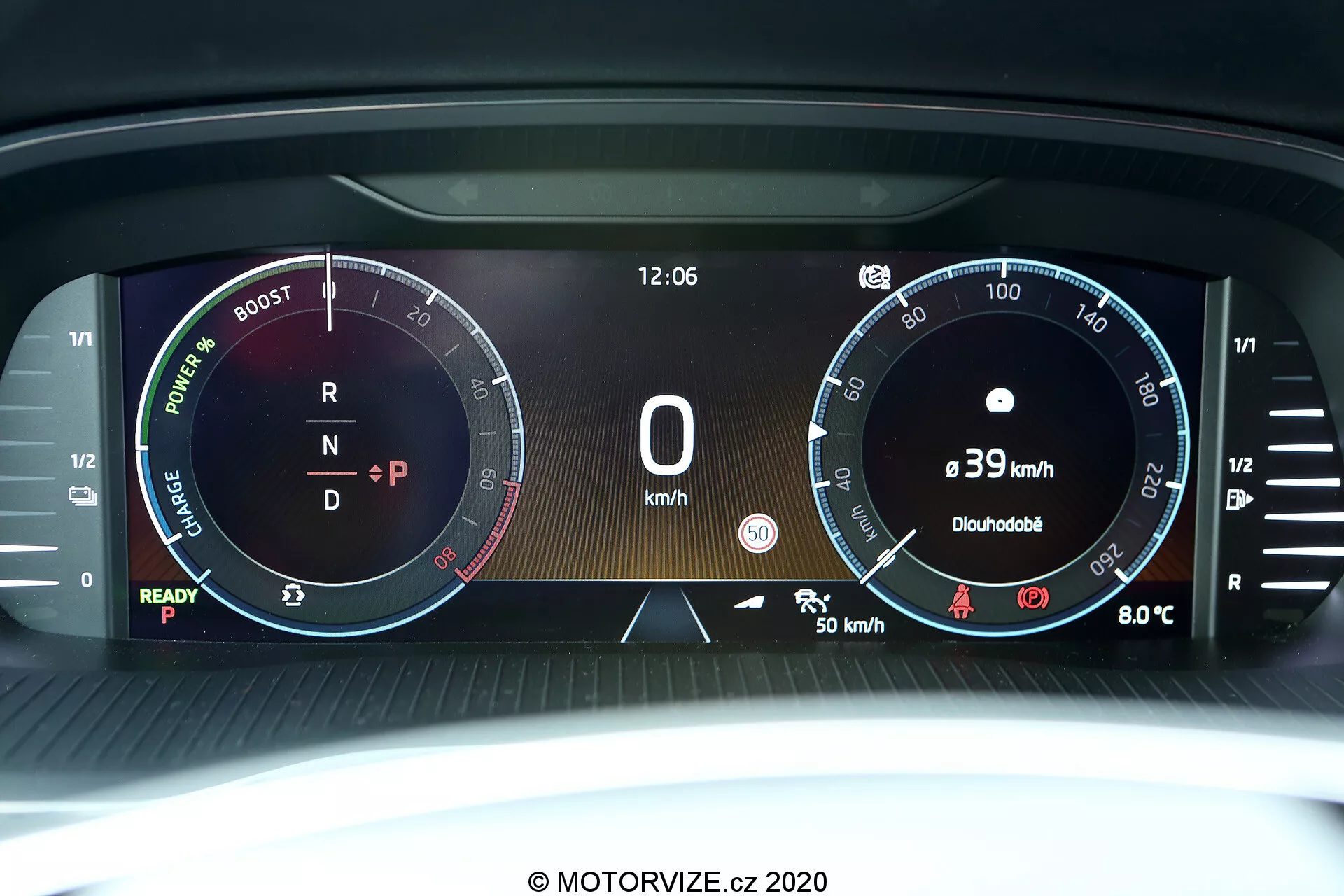 Detailný pohľad na digitálny prístrojový panel Škoda Octavia 2020. Zobrazuje čistú a živú obrazovku s ukazovateľom výkonu, tachometrom na 0 km/h, digitálnymi hodinami na 12:06, polkruhovým otáčkomerom, ukazovateľom stavu nabitia, teplotou motora na 80°C, výberom prevodového stupňa v neutrále a ikonou interaktívneho prispôsobiteľného nastavenia. Ideálny na zdôraznenie schopností hybridného alebo elektrického vozidla, metrík vozidla a reálnych informácií.