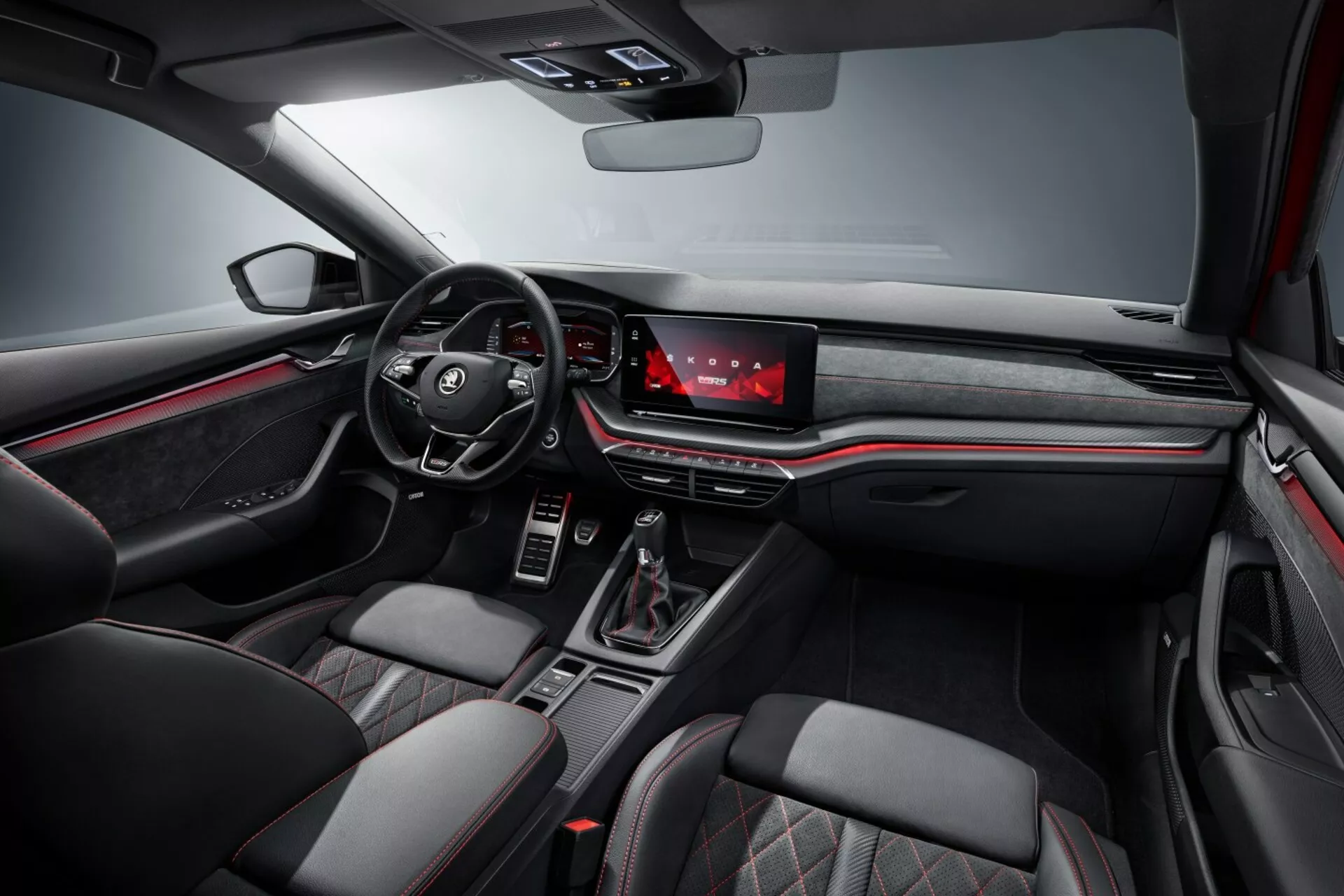 Interiér limuzíny Škoda Octavia 2017, moderný a luxusný kokpit s digitálnym prístrojovým panelom, dotykovým informačným systémom, multifunkčným volantom s tromi ramenami a sedadlami s prémiovým prešívaným koženým poťahom
