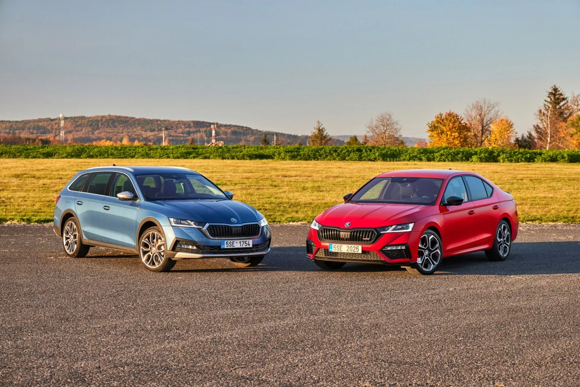 Modely 2017 Skoda Octavia Limuzína combi a sedan, predstavujúce dizajnové detaily ako sú LED svetlomety, predné mriežky a viaceročkové zliatinové kolesá, v exteriéri pri prirodzenom slnečnom svetle