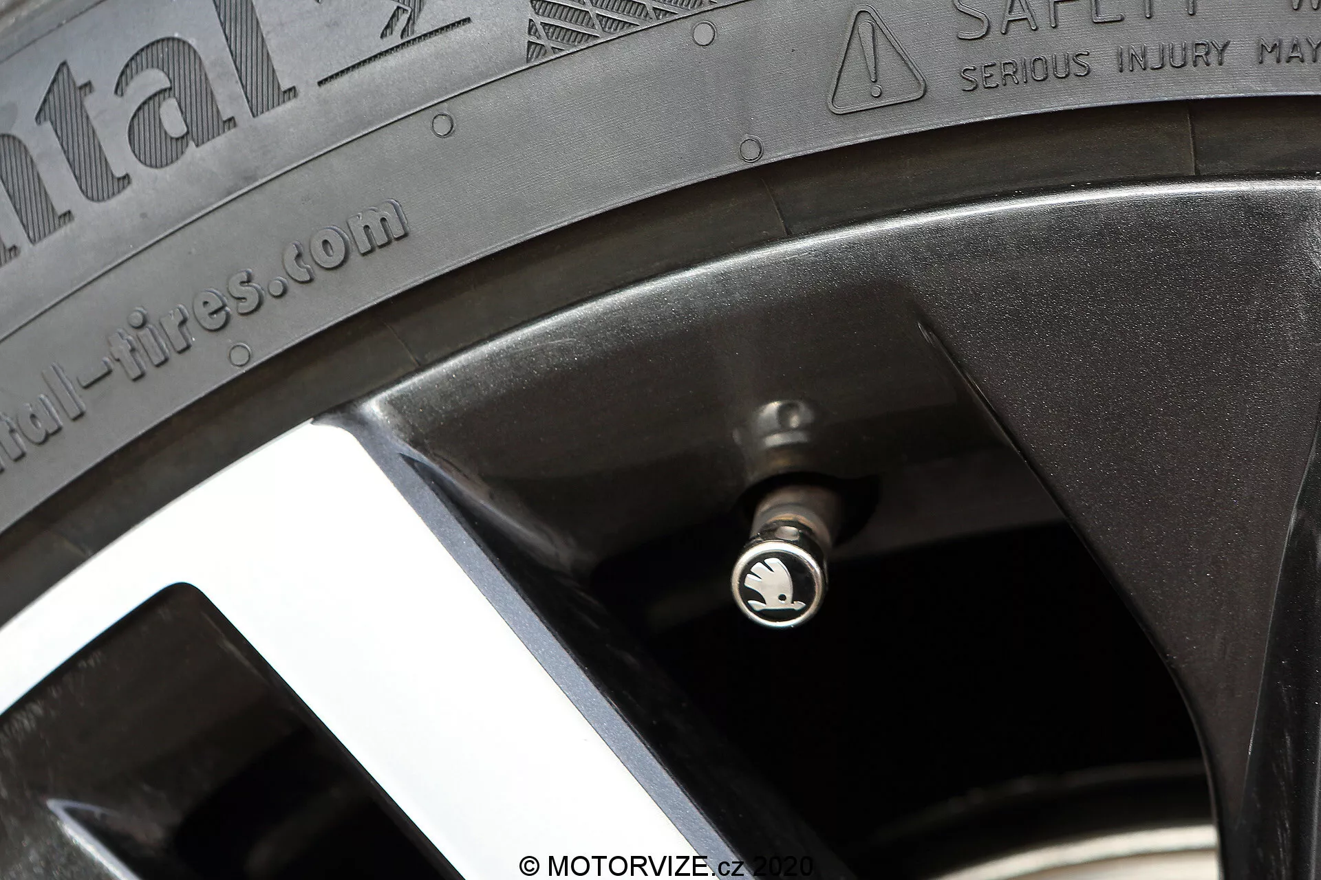 Detailný bočný pohľad na koleso vozidla Škoda Octavia 2020 s pneumatikou Continental ContiSportContact a viditeľnými textami na bočnici a ráfiku kolesa z ľahkej zliatiny. Obrázok zvýrazňuje špecifikácie pneumatiky ako maximálne zaťaženie a varovania o tlaku, čím zvyšuje výkon a bezpečnosť vozidla.