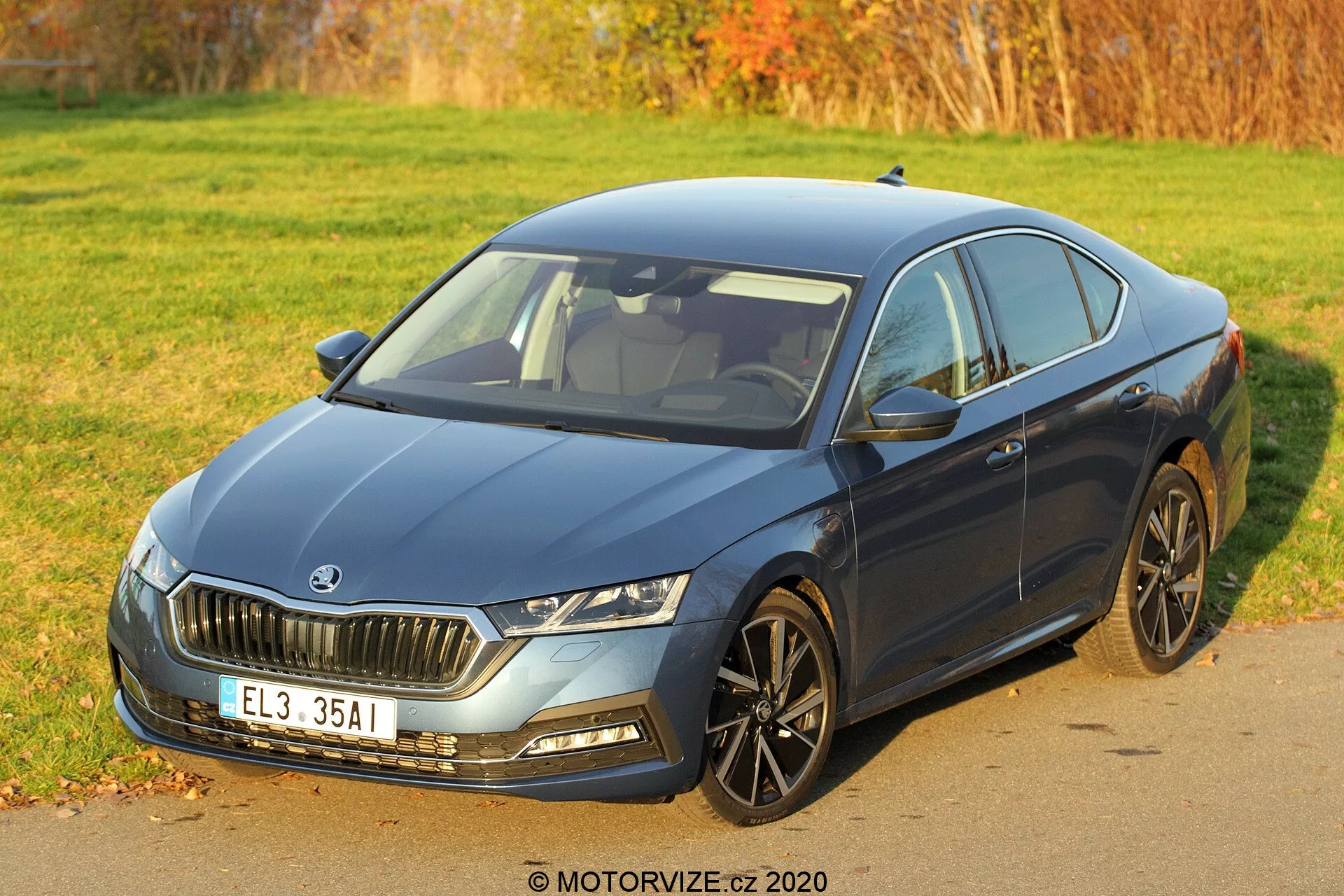 Škoda Octavia Limousine 2020 - elegantný strieborný sedan s moderným dizajnom, štýlovými zliatinovými kolesami a pokročilými LED svetlometmi