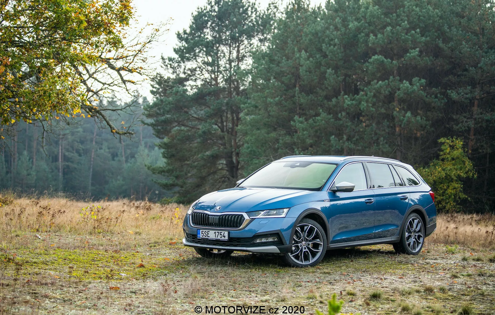 Škoda Octavia Scout 2020 - bočný pohľad na všestranný a robustný crossover v metalickej modrej, ktorý ukazuje elegantný dizajn, vysokú svetlú výšku a priestranný interiér