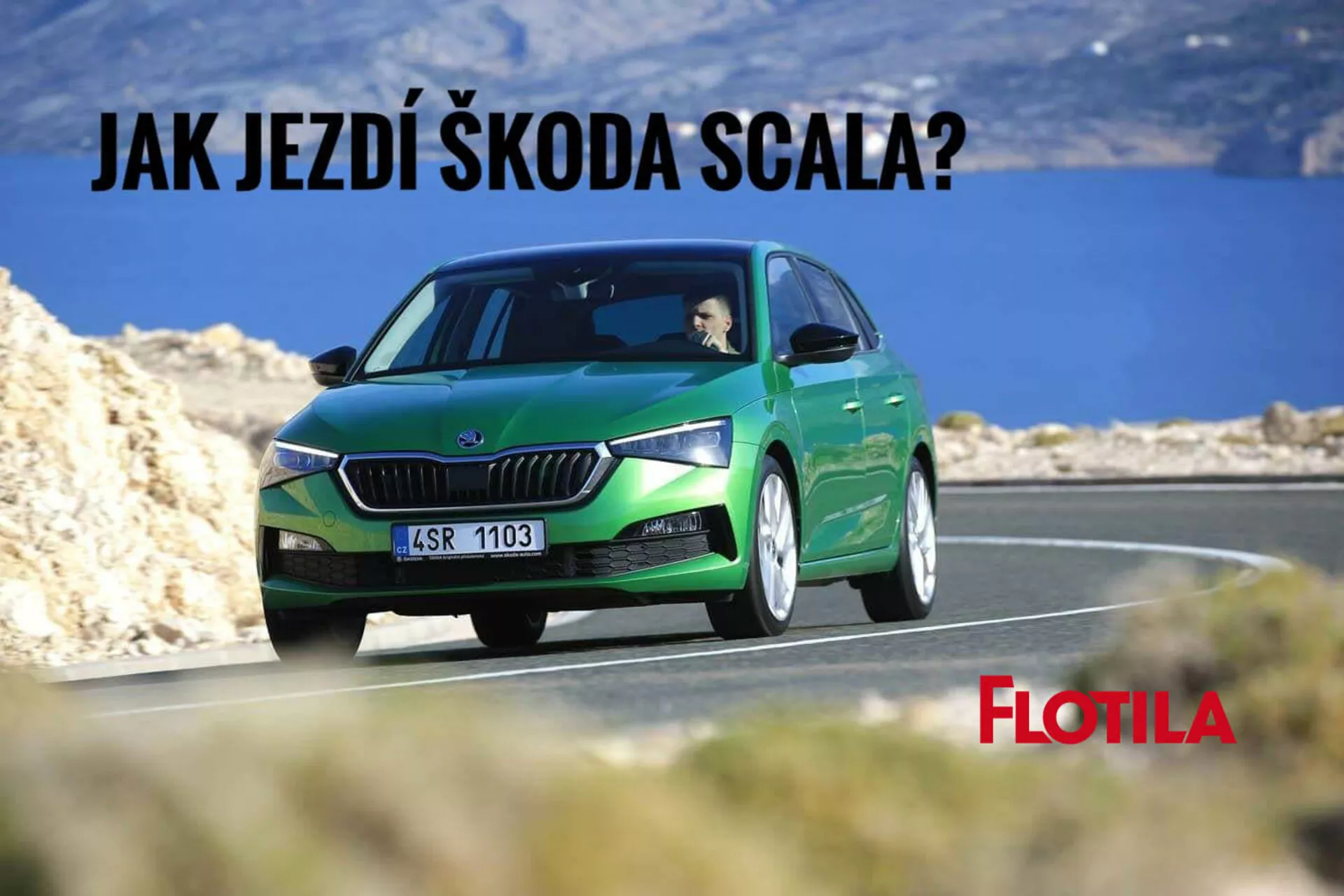 Škoda Scala 2019 v metalickej zelenej farbe, ukazujúca dizajnové a technologické funkcie, v pohybe na kľukatej ceste naznačujúcej horskú alebo pobrežnú jazdu, so zameraním na mriežku, LED svetlomety a aerodynamický dizajn kolies