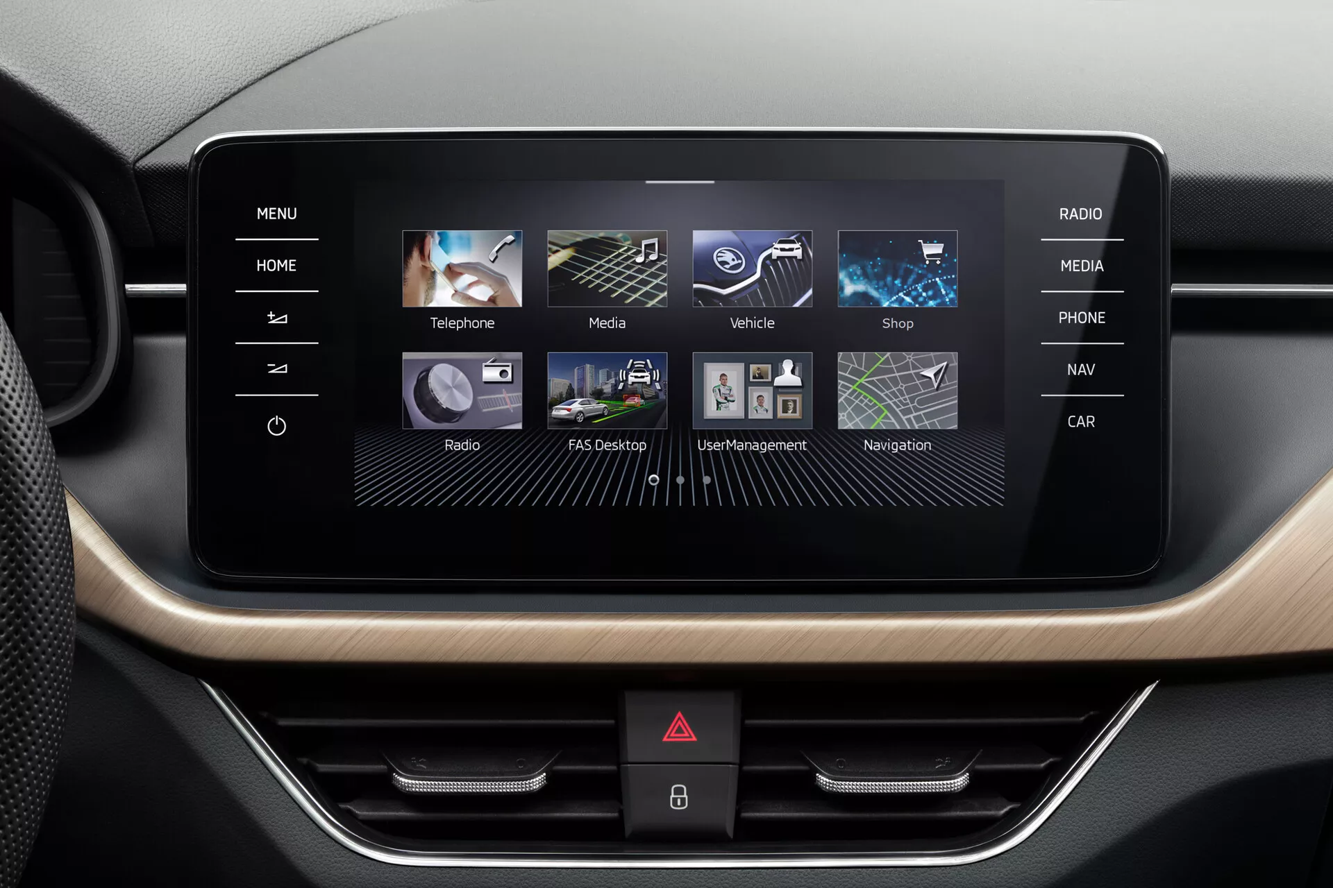Displej infotainment systému Škoda Scala 2019 s dotykovým rozhraním, zobrazujúci Telefón, Rádio, Médiá, Nastavenia vozidla, Navigáciu a ďalšie aplikácie, obklopený kovovými a drevenými dekoráciami pre prémiový vzhľad interiéru