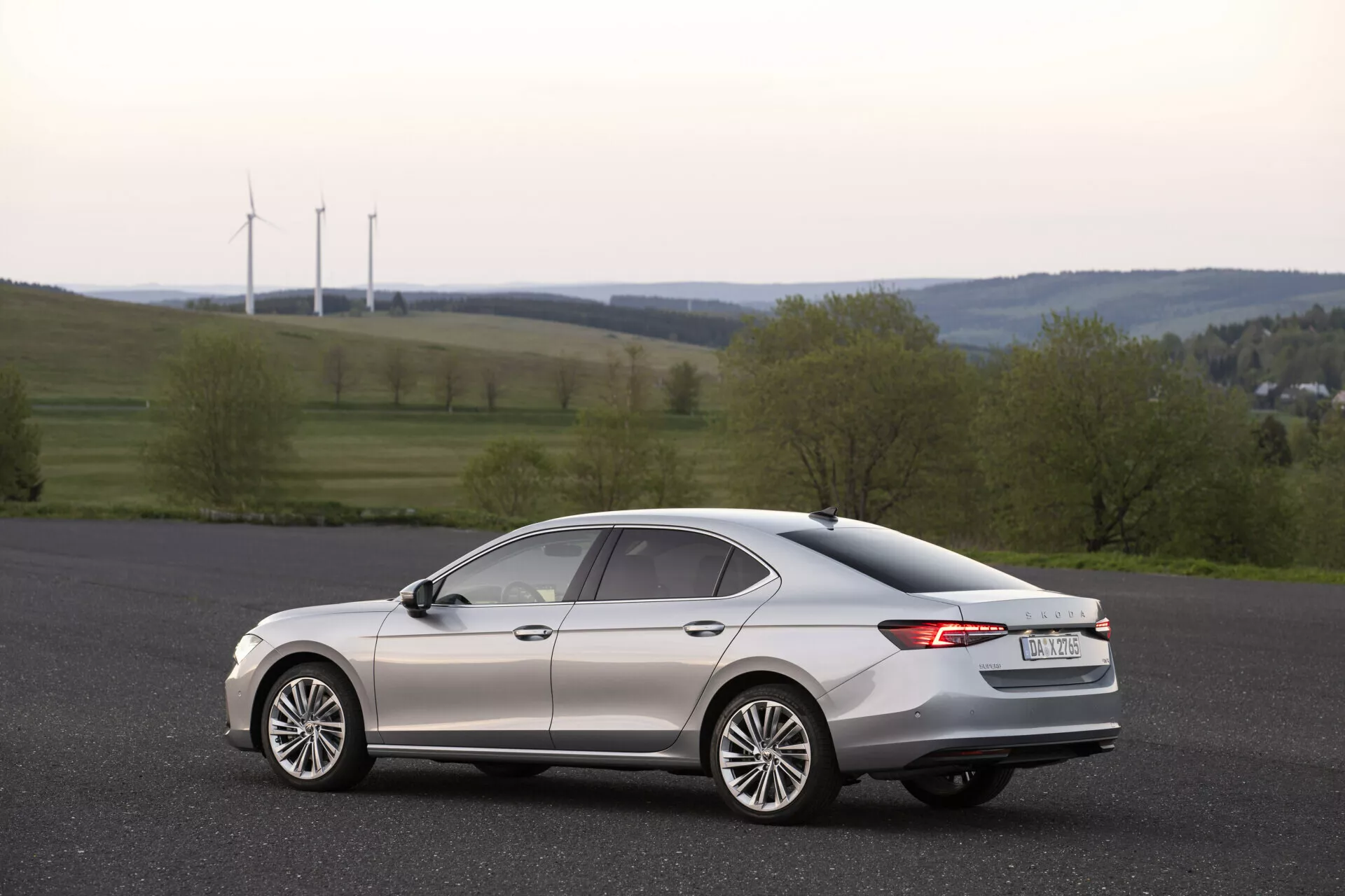 Škoda Superb Limousine 2024 - predný pohľad zdôrazňujúci elegantný, aerodynamický dizajn s prémiovými LED svetlometmi, chrómovanou maskou chladiča a metalickým povrchom predstavujúci luxusnú eleganciu.