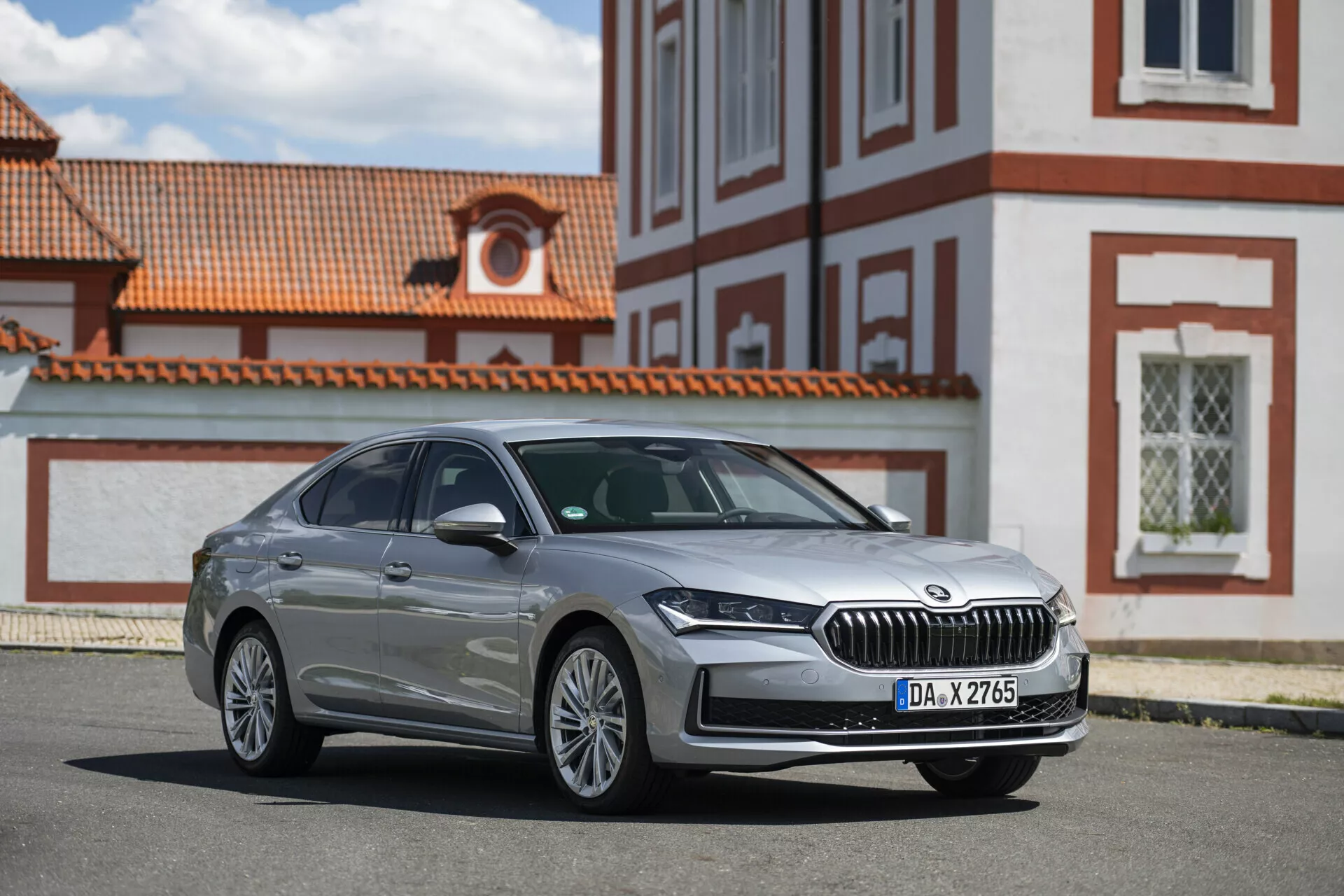 Škoda Superb Limousine 2024, elegantný a luxusný sedan s moderným dizajnom, ostrými líniami a pokročilou technológiou.