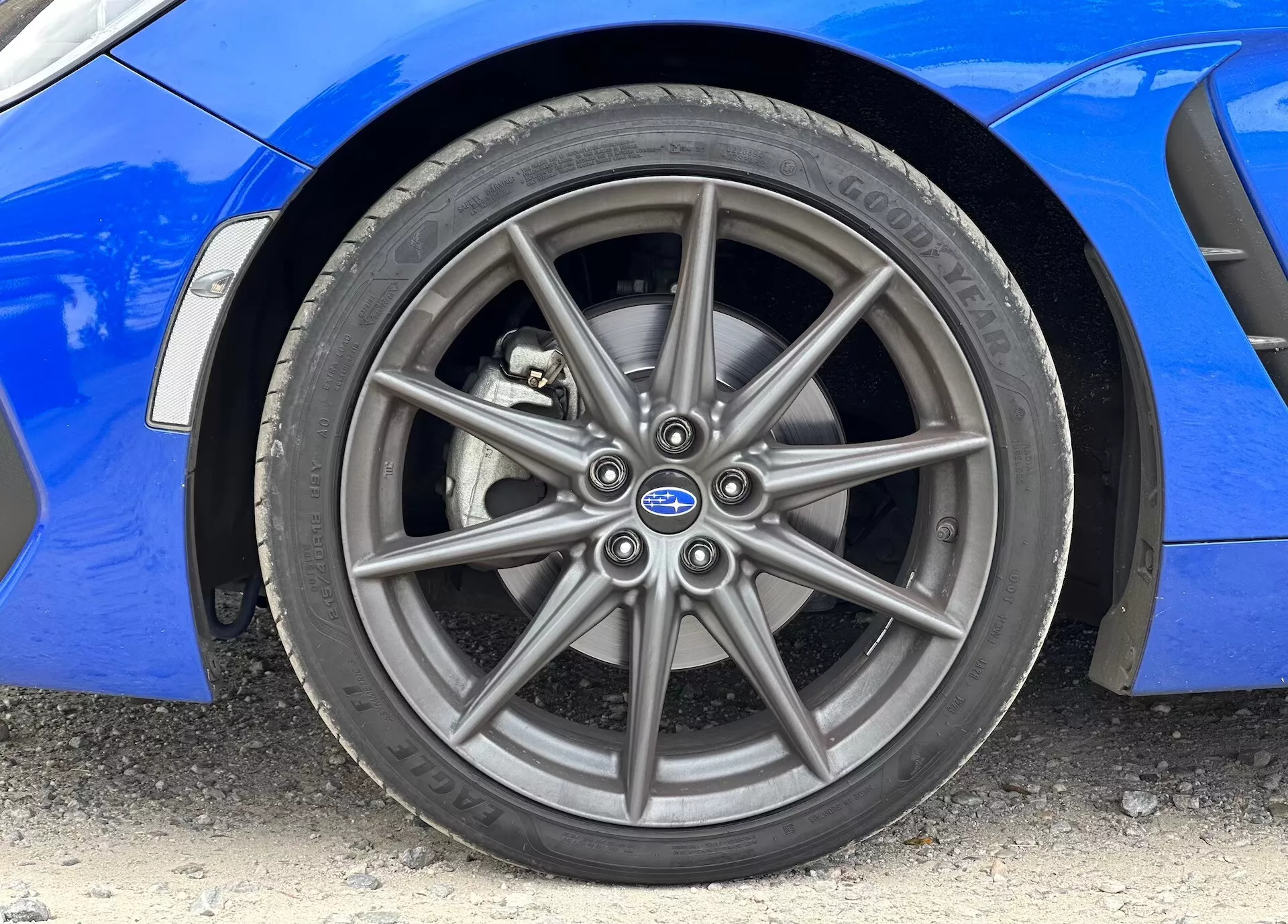 Detailný obraz predného zliatinového kolesa a pneumatiky Continental Subaru BRZ 2023 s viditeľnou živou modrou karosériou