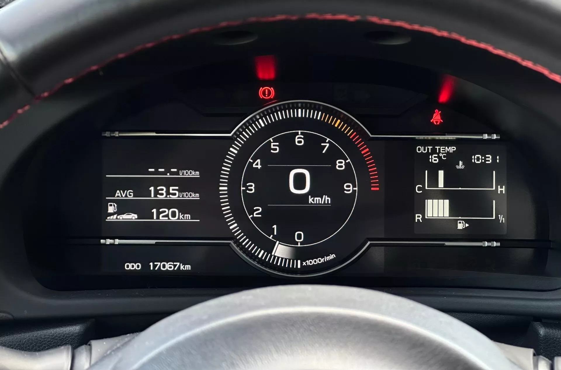 Detailný pohľad na prístrojovú dosku Subaru BRZ 2023 so zameraním na rýchlosťomer a ďalšie ukazovatele z pohľadu vodiča, s volantom so červeným stehom, kombináciou digitálnych a analógových ukazovateľov a technologických indikátorov ako efektívnosť paliva, teplota a údaje o tachometri.