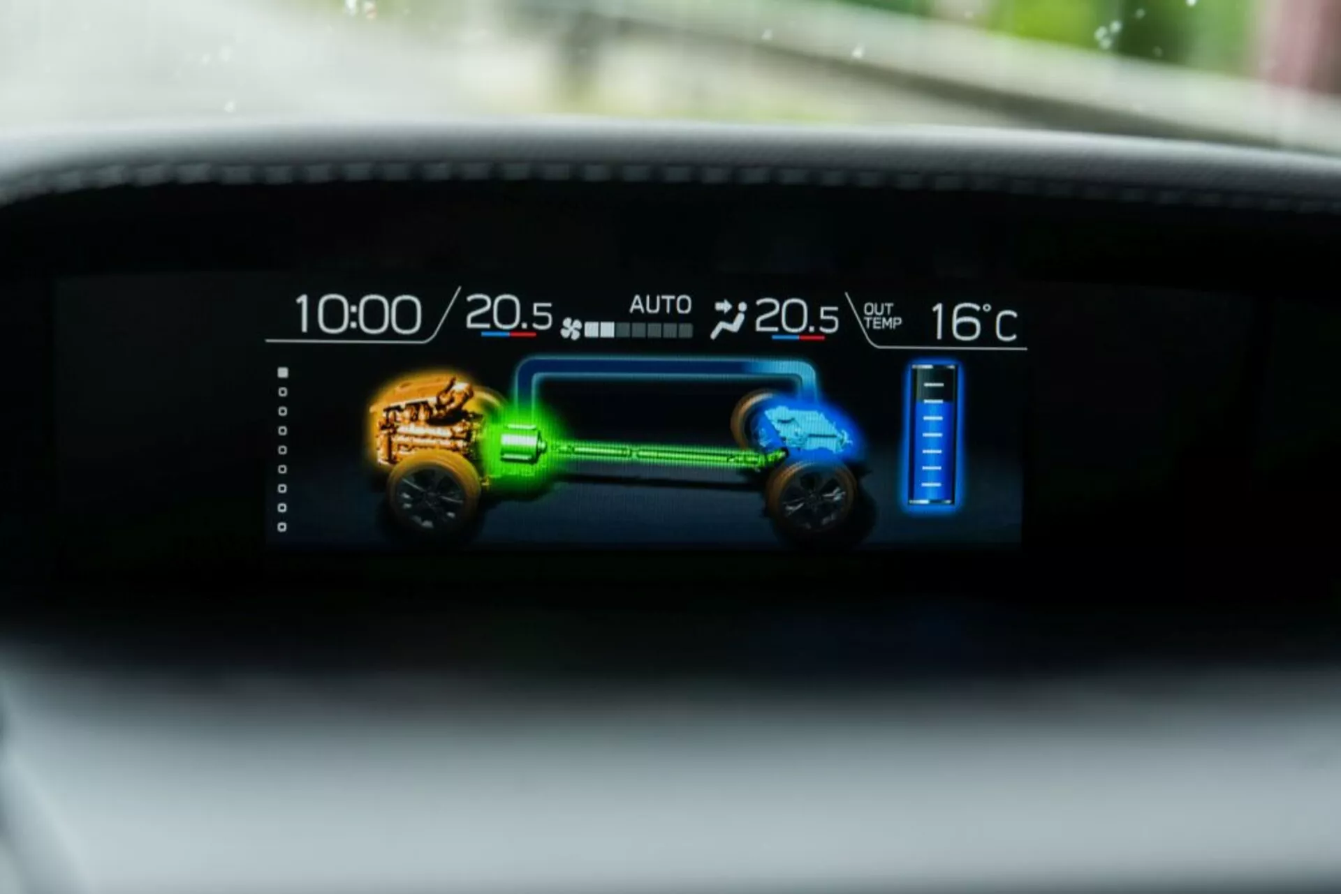 Digitálny displej palubnej dosky Subaru Impreza 2018 zobrazujúci stav hnacieho ústroja vozidla s farebne kódovanými komponentmi, nastavenia klimatizácie pre dve zóny a vonkajšiu teplotu