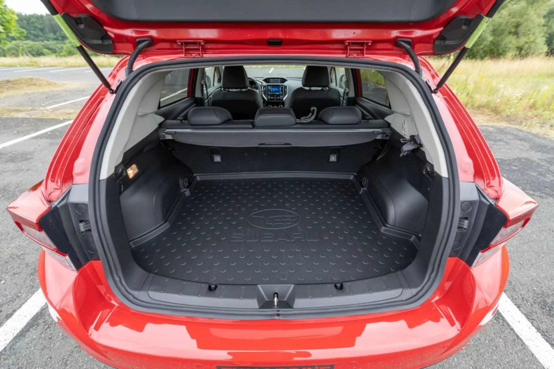 Subaru Impreza 2018 zaparkované vonku, predvádzajúce svoj elegantný strieborný exteriér, moderný dizajn a pokročilé bezpečnostné funkcie