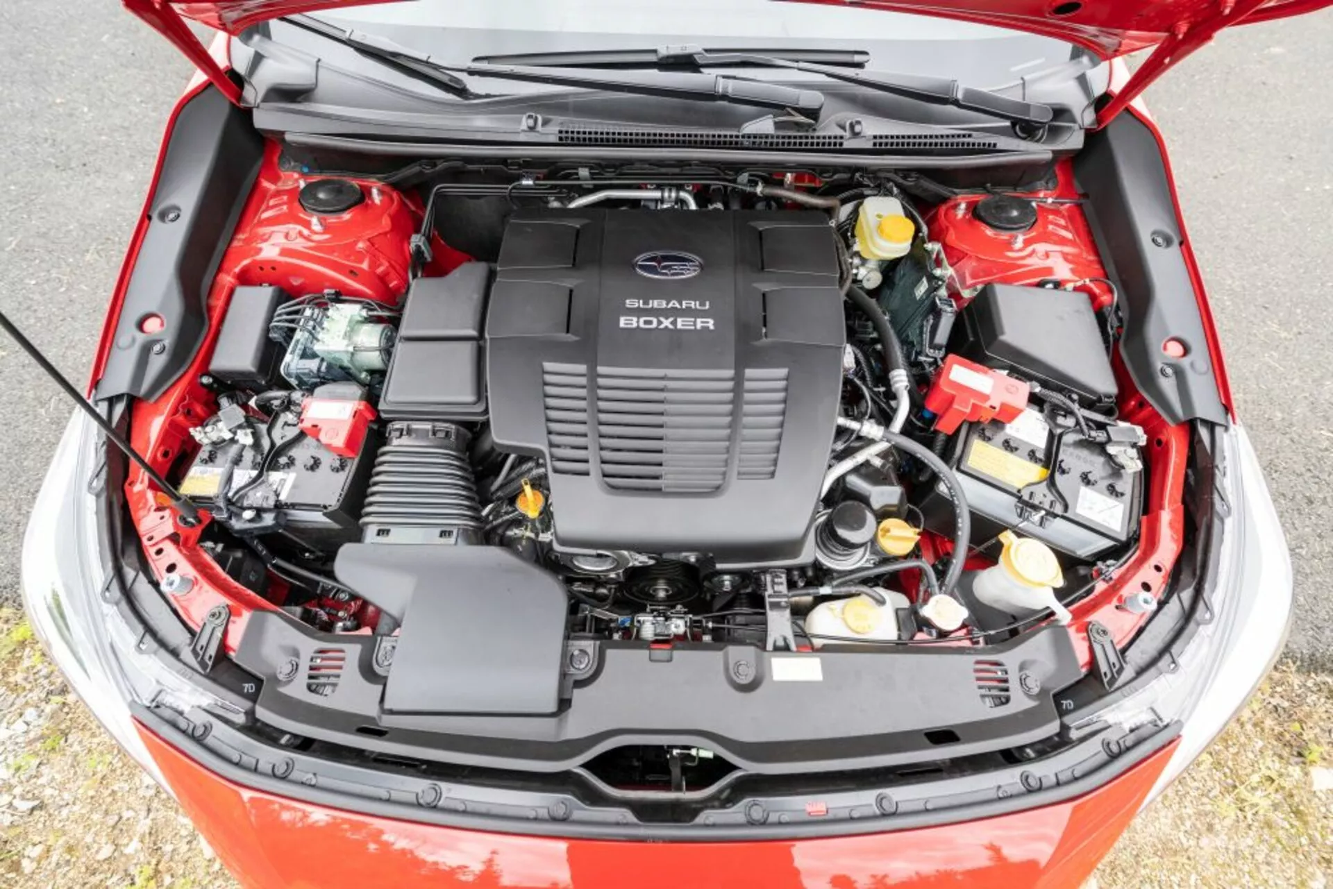 Podrobný pohľad na otvorený motorový priestor Subaru Impreza 2018 s motorom Subaru Boxer, zobrazujúci mechanické a elektrické komponenty z vyvýšeného uhla