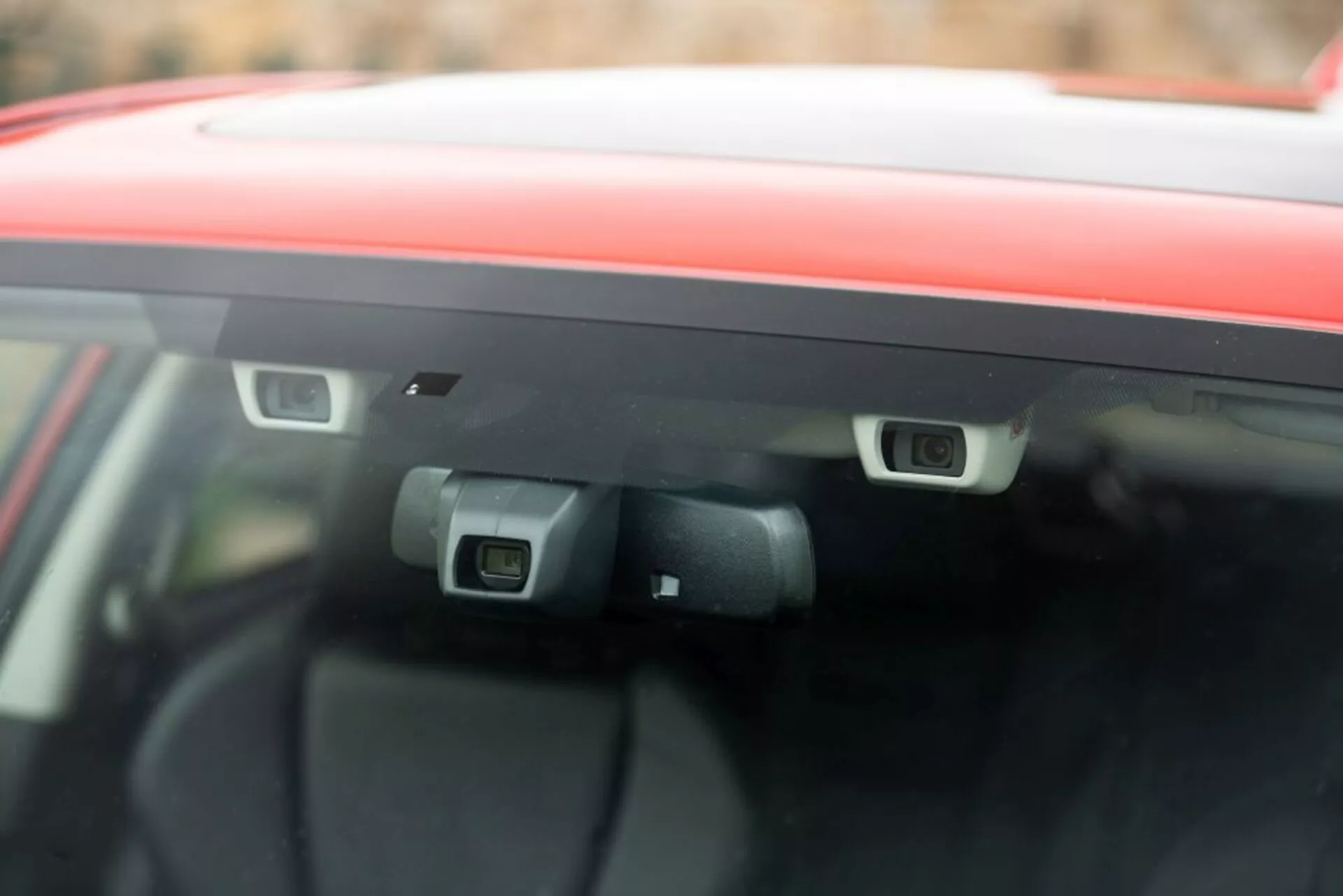 Detailný zákutník zadnej časti strechy Subaru Impreza z roku 2018 s pokročilými asistenčnými systémami pre vodiča vrátane kamery zadného výhľadu a senzorov pre bezpečnosť a pomoc pri parkovaní