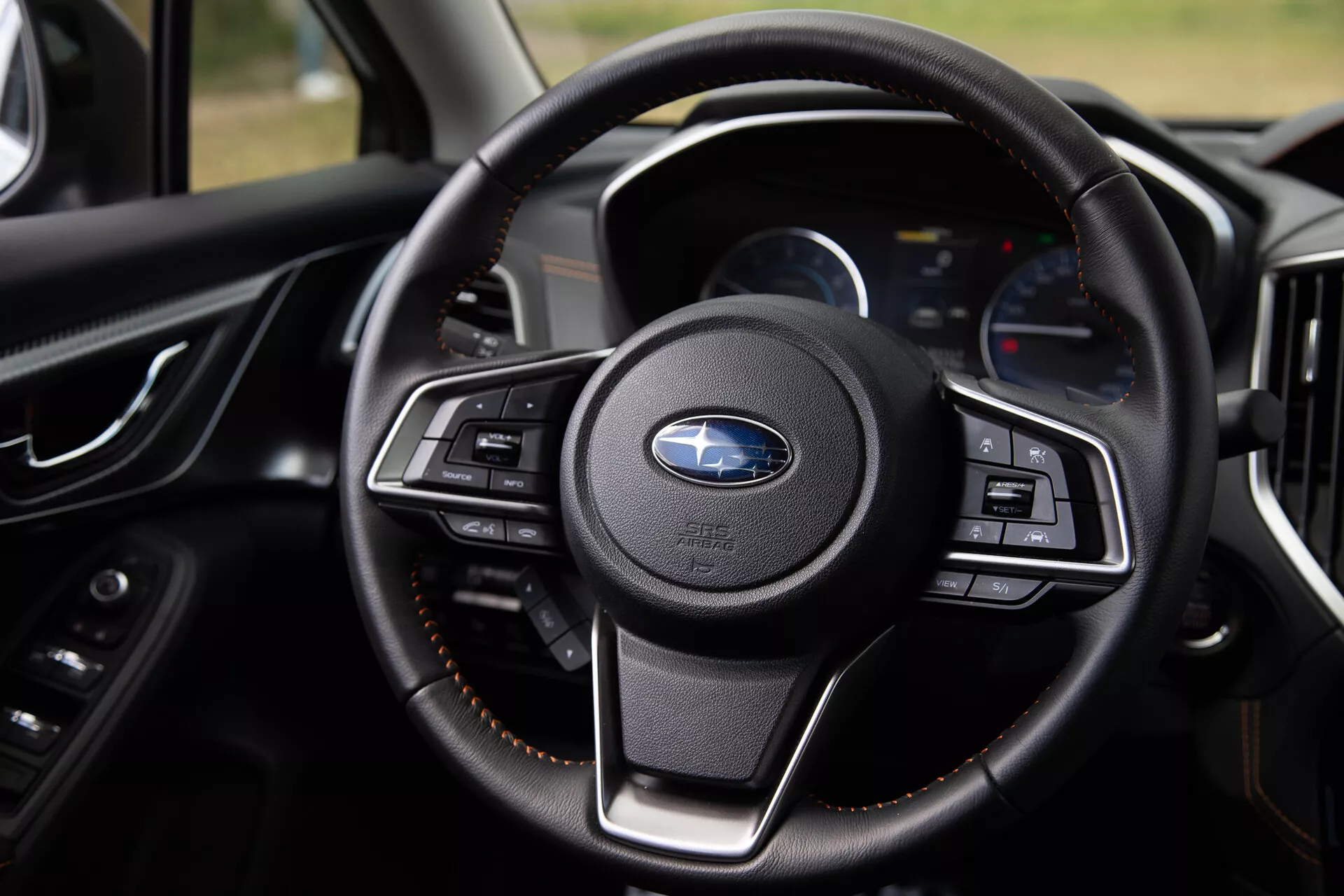 Zblízka pohľad na volant Subaru XV 2021 s multifunkčnými tlačidlami, luxusným koženým poťahom a modernou palubnou doskou s digitálnymi displejmi