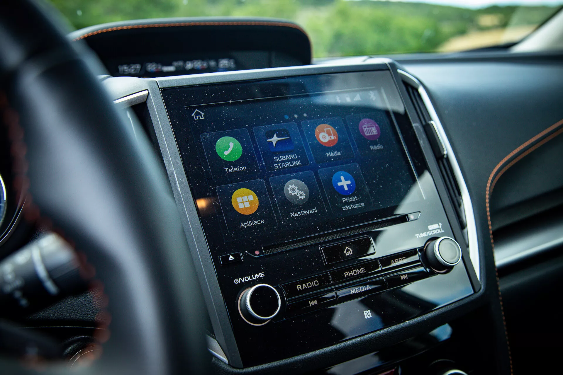 Detailný pohľad na dotykový infotainment systém Subaru XV 2021 umiestnený na stredovej konzole, z pohľadu vodiča, s aplikáciami pre navigáciu, pripojenie telefónu a streamovanie hudby