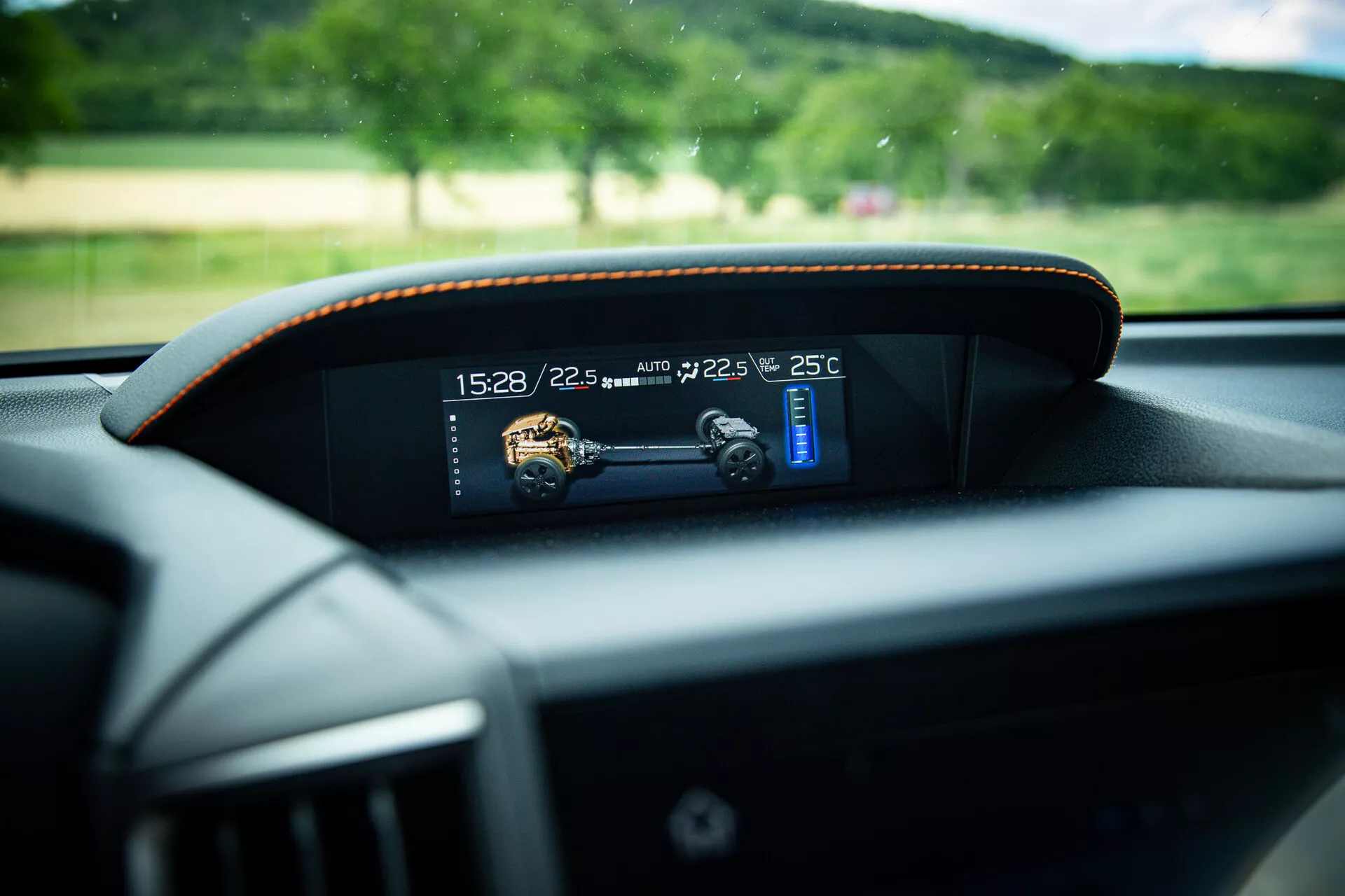 Detailný pohľad na modernú digitálnu palubnú dosku v Subaru XV 2021, zobrazujúci ukazovatele času, teploty a rýchlosti s jemným kontrastným prešívaním okolo rámu, z pohľadu sedadla vodiča
