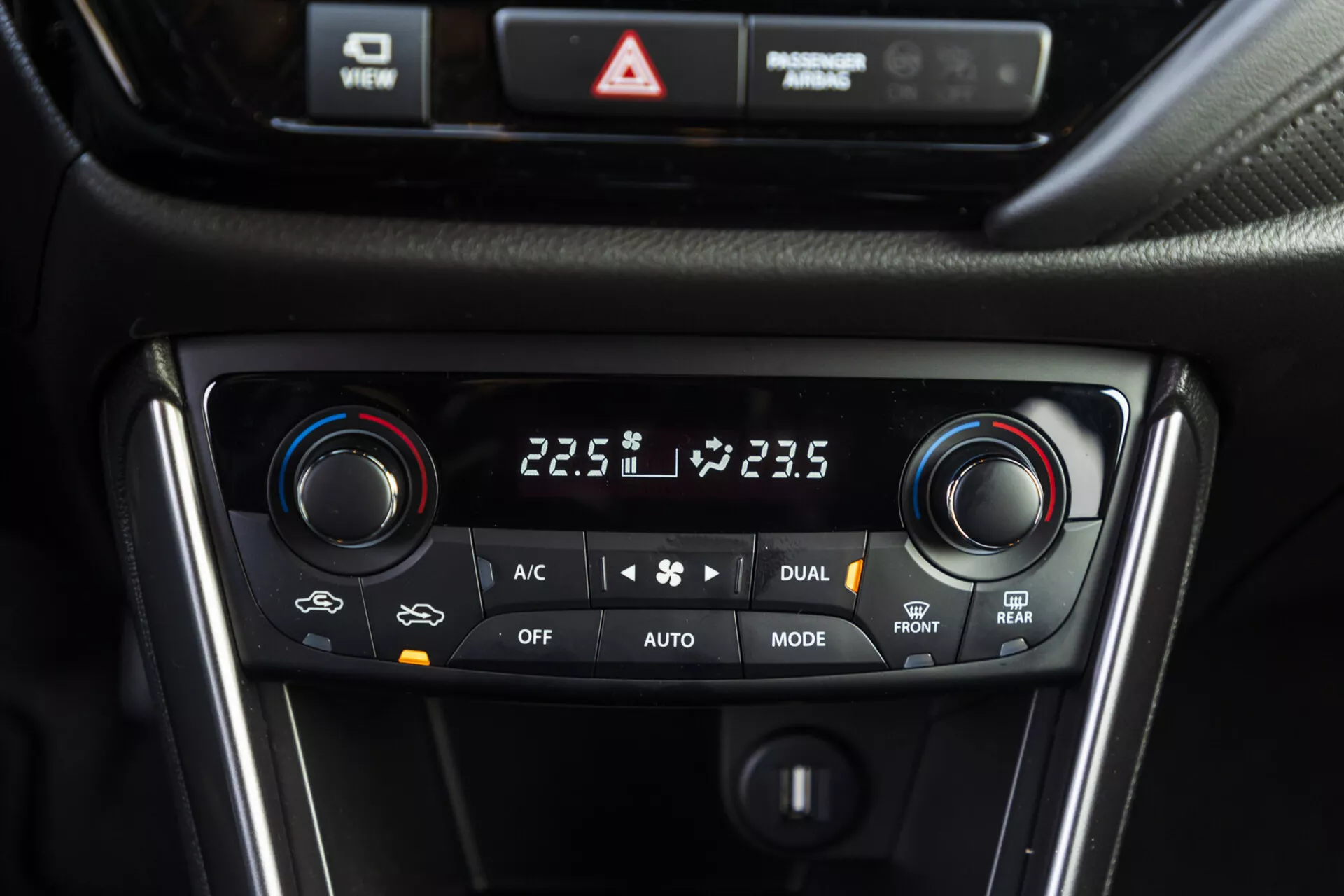Detailný pohľad na systém klimatizácie s dvoma zónami Suzuki S-Cross 2022 zobrazujúci nastavenia teploty, výber režimov a možnosti odmrazovania