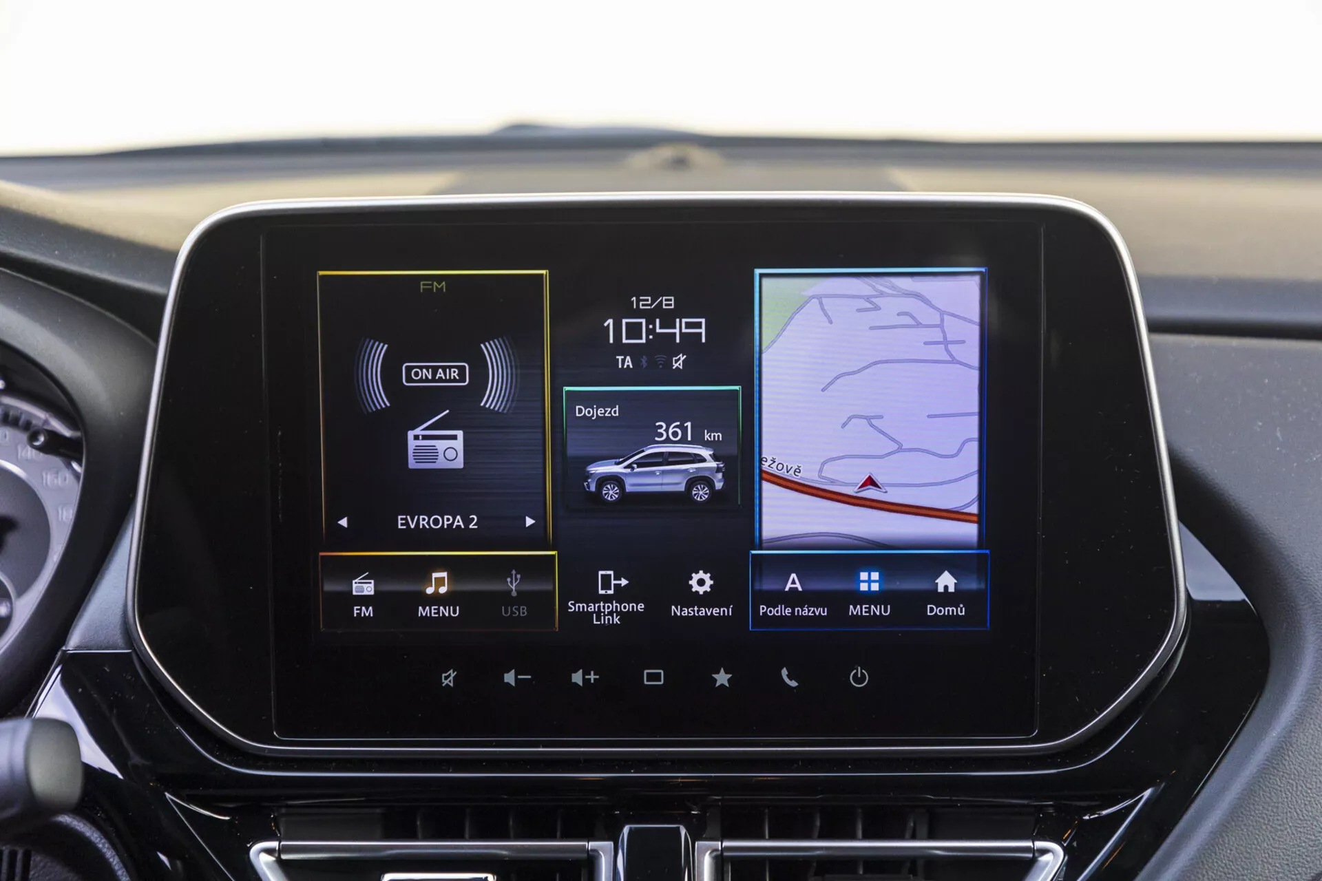 Centrálny palubný panel Suzuki S-Cross 2022 zobrazujúci displej informačno-zábavného systému s rádiom, ovládaním klímy a funkciami GPS navigácie