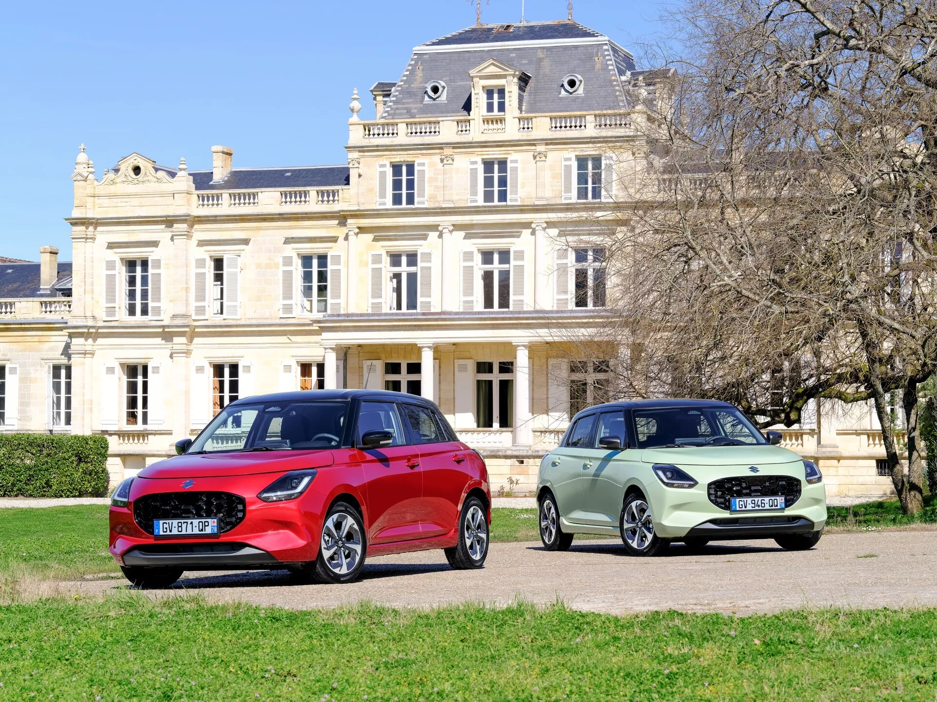 Suzuki Swift 7. generácie model 2024 vo výraznej červenej farbe, predvádzajúci elegantný dizajn a pokročilé technologické funkcie