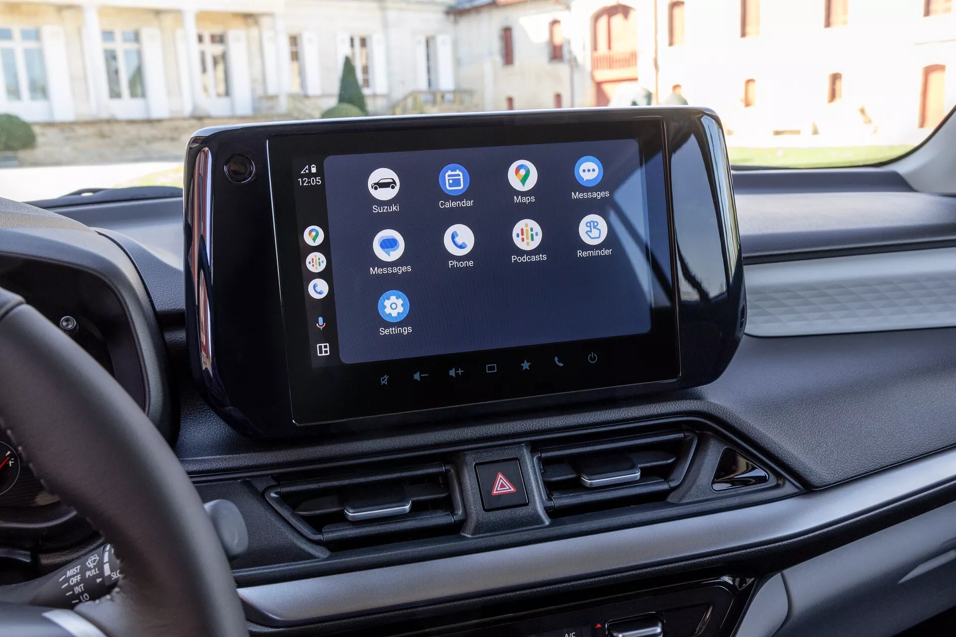 Interiér Suzuki Swift 2024 (7. generácia) s pohľadom na systém infotainment a kvalitu palubnej dosky z perspektívy predného spolujazdca, s dotykovou obrazovkou s integráciou smartfónu a detailným spracovaním