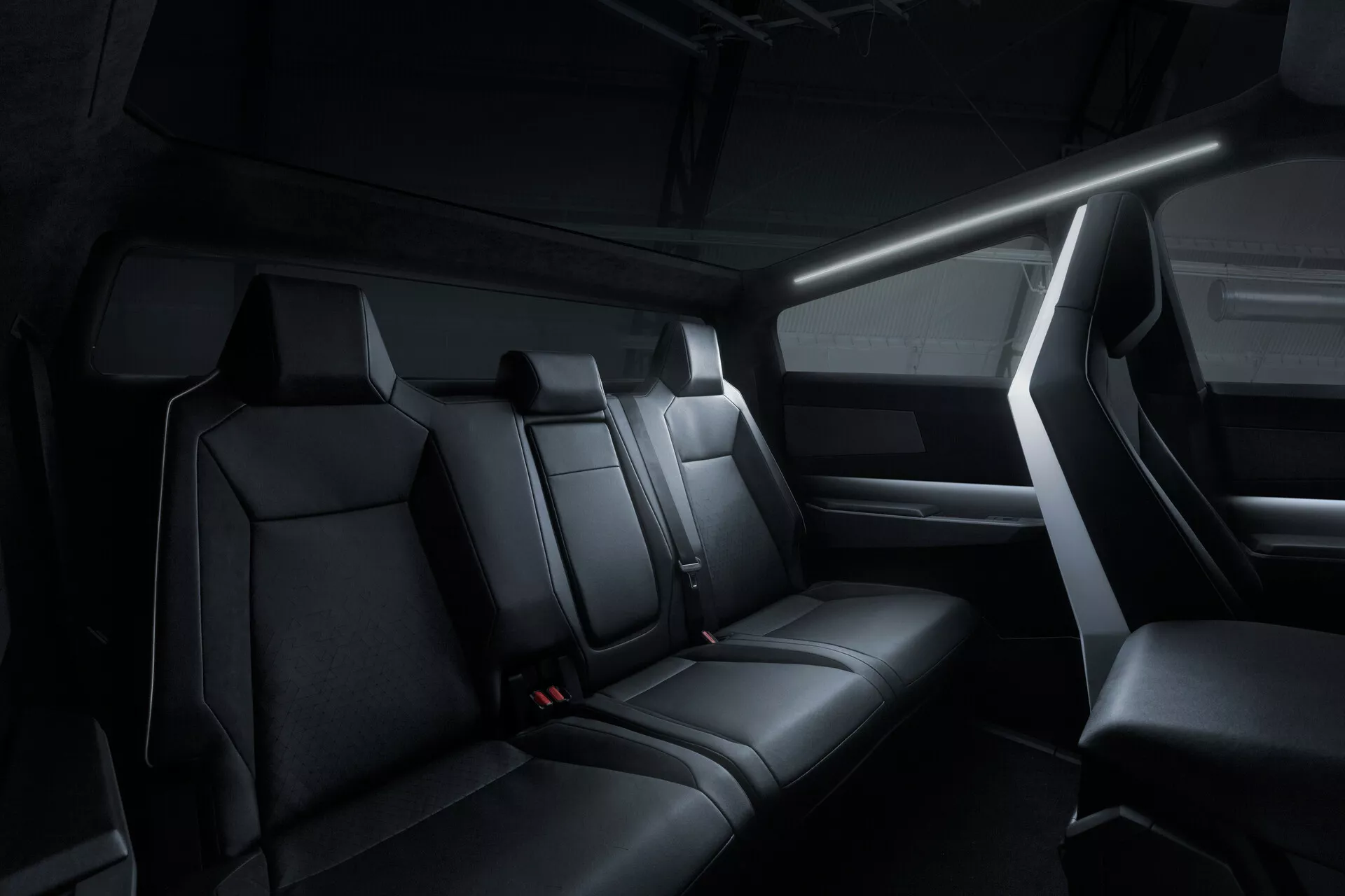 Tesla Cybertruck 2021 (Prvá Generácia) - Futuristický, hranatý, nerezový plne elektrický pickup s robustným exoskeletom, takmer nepreniknuteľným pancierovým sklom a prelomovou technológiou pre výkon na cestách a mimo nich.