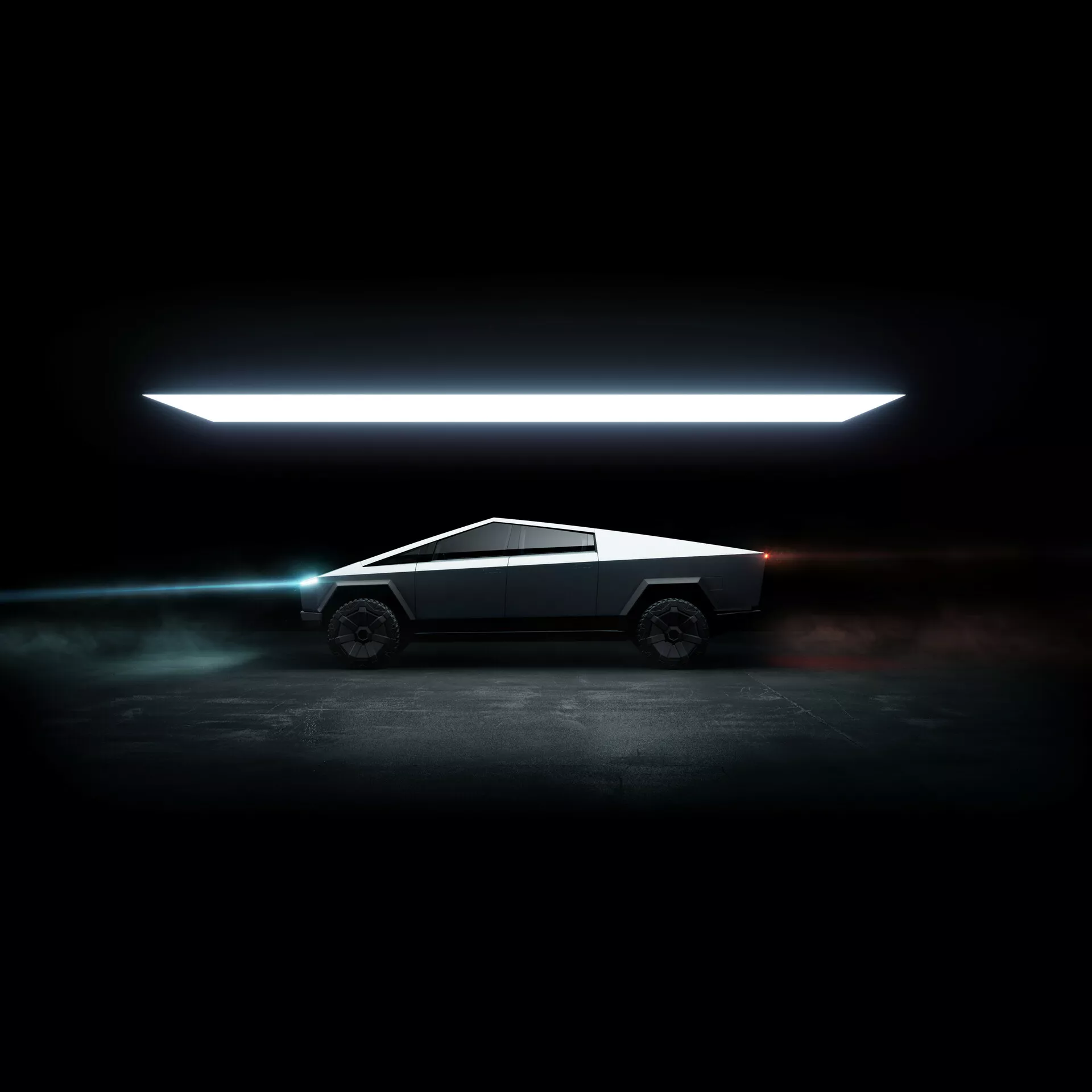 Bočný profil vozidla Tesla Cybertruck 2021 s futuristickým a hranatým dizajnom s ostrými líniami a plochou, klesajúcou strechou v tmavom prostredí. Jedinečné horizontálne LED svetelné pruhy osvetľujú pozadie aj popredie a zvýrazňujú dizajn vozidla. Absencia viditeľných zrkadiel a kľučiek dverí naznačuje pokročilé automatizované funkcie. Kolesá s pevnou konštrukciou a mierne modré osvetlenie podvozku dopĺňajú celkovú futuristickú estetiku.