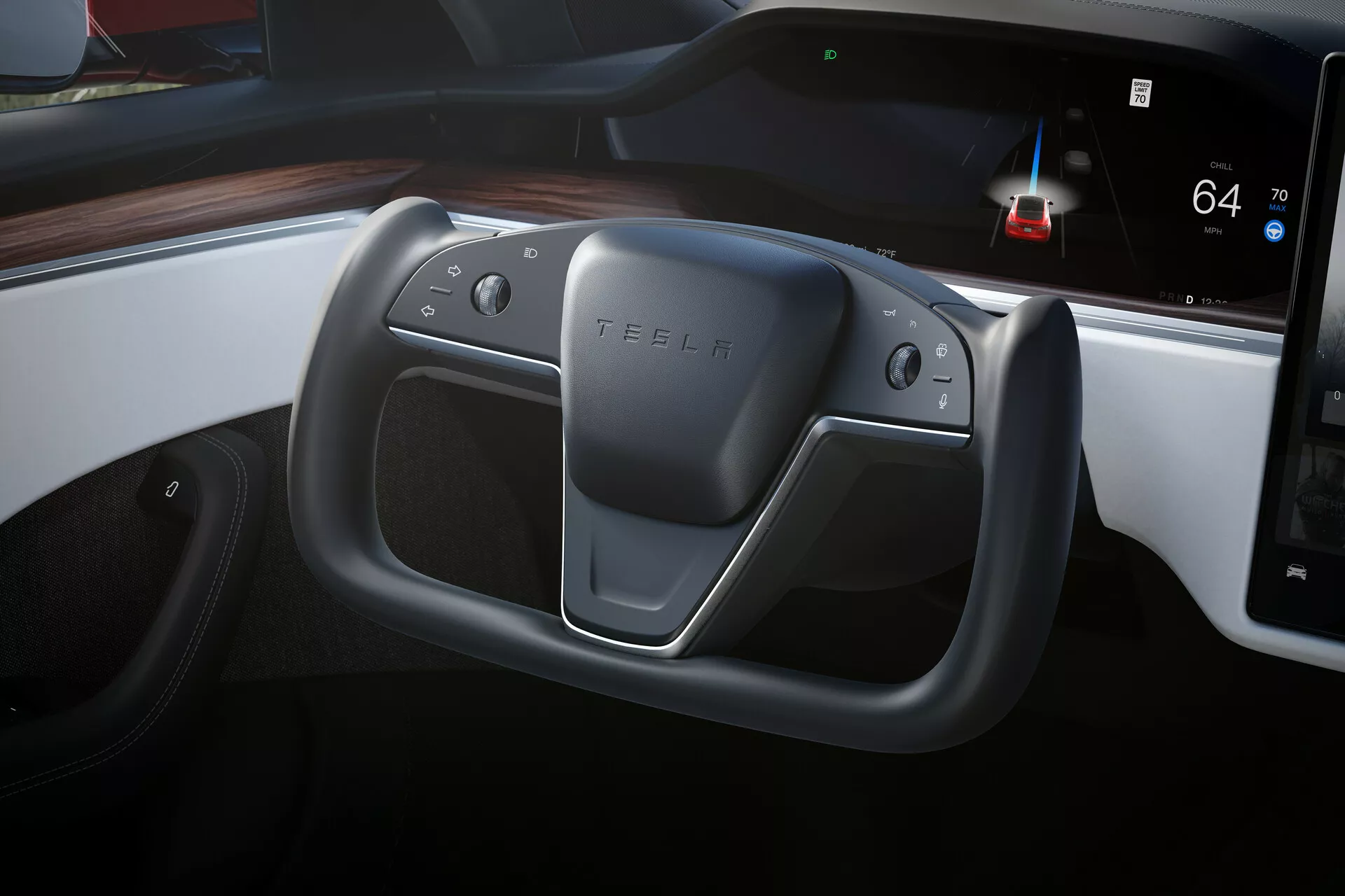 Detailný pohľad na interiér Tesly Model S 2016 (1. generácia po facelifte) z pohľadu vodiča, zvýrazňujúci neobvyklý obdĺžnikový volant s logom TESLA a ovládacími prvkami a palubnú dosku s horizontálnym digitálnym prístrojovým panelom a väčším dotykovým displejom s mapou navigácie. Elegantná, minimalistická palubná doska je zvýraznená dreveným dekórom proti tmavému high-tech interiéru.