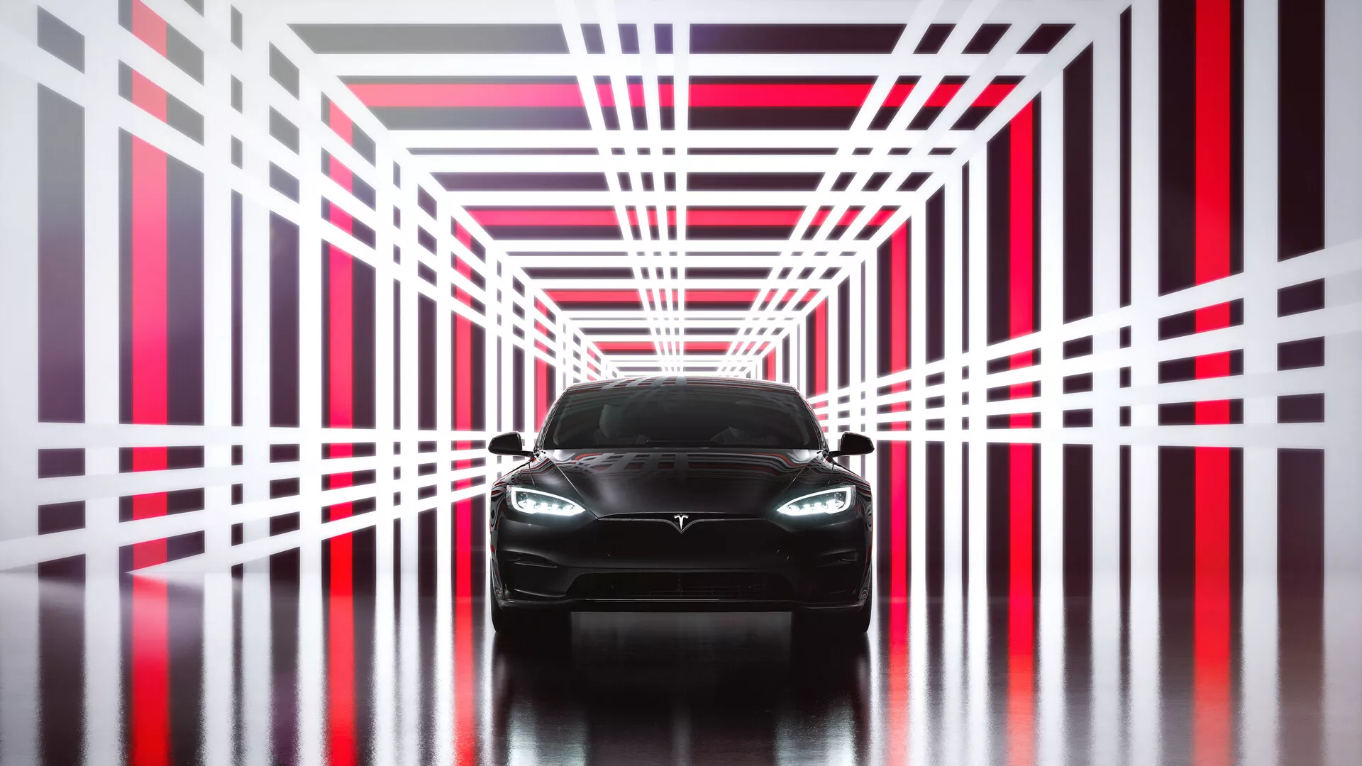 Predný pohľad na Teslu Model S z roku 2016, prvá generácia facelift. Obrázok zdôrazňuje moderný a elegantný dizajn s agresívnou prednou maskou so zreteľným emblémom na mriežke, modernými LED alebo HID svetlometmi a hladkými kontúrami kapoty. Spodný nárazník naznačuje športový charakter s prívodmi vzduchu, zatiaľ čo auto stojí na reflexnom povrchu vo futuristickej tunelovej štruktúre s jasnými červenými a bielymi neónovými svetlami. Priamy symetrický pohľad zvýrazňuje dizajn a symetriu, čo je ideálne na prezentáciu v automobilových marketingových materiáloch.