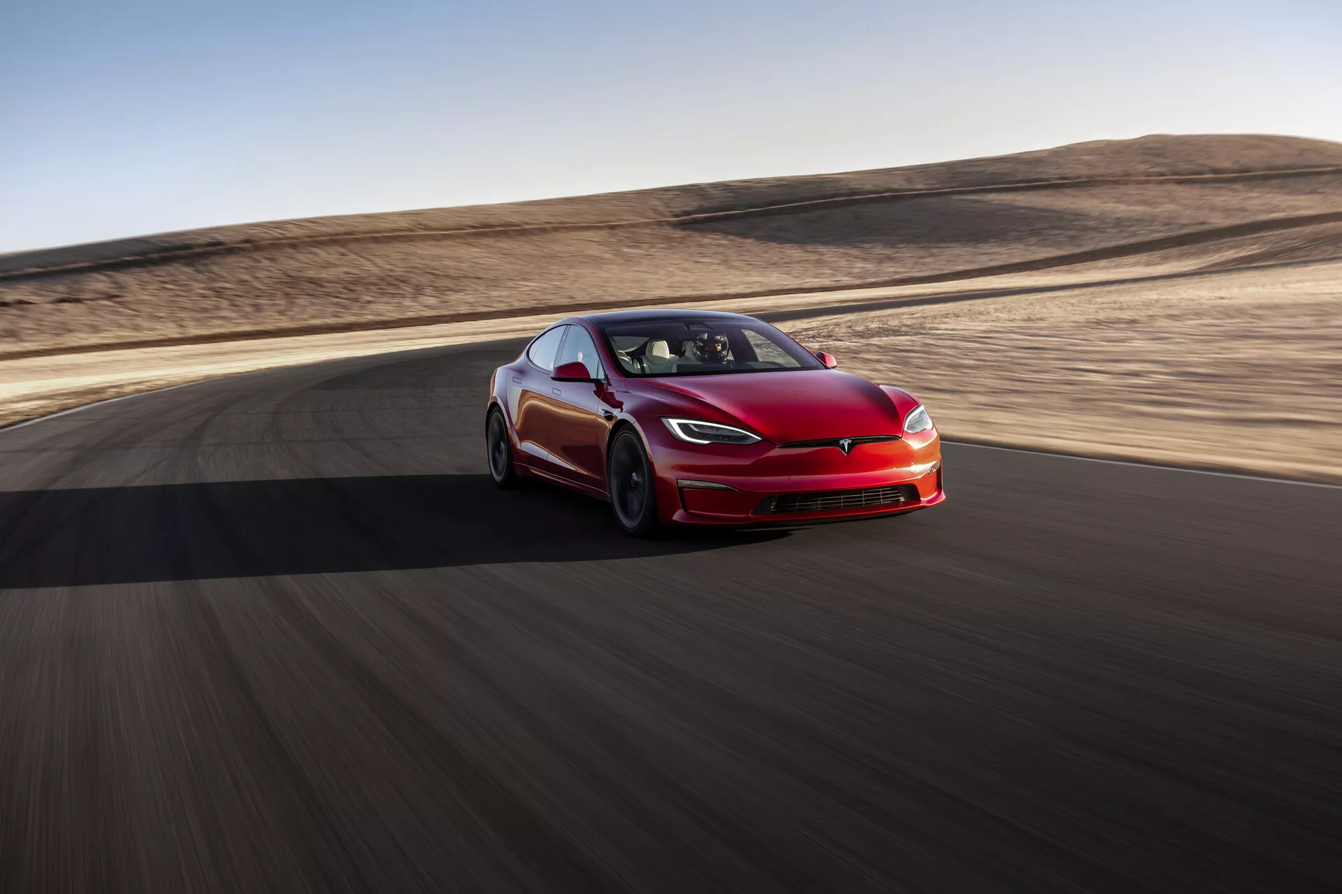 2016 Tesla Model S (prvá generácia facelift) elektrický automobil, s elegantným dizajnom, pokročilým autopilotom a luxusným interiérom v mestskom prostredí