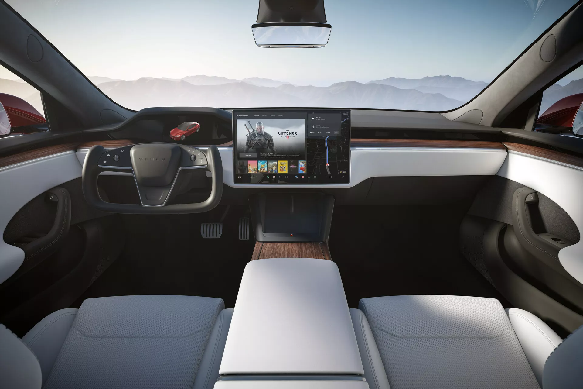 Interiér vozidla Tesla Model S 2016 (1. generácia facelift) zo zadného sedadla, zdôrazňujúci modernú, elegantnú palubnú dosku s centrálnym dotykovým displejom, nekonvenčným volantom, moderne tvarovanými bielymi prednými sedadlami a dreveným obložením. Minimalistický dizajn naznačuje pokročilé technológie, prípadne autonómne schopnosti, zdôraznené prirodzeným svetlom prenikajúcim cez veľké okná.