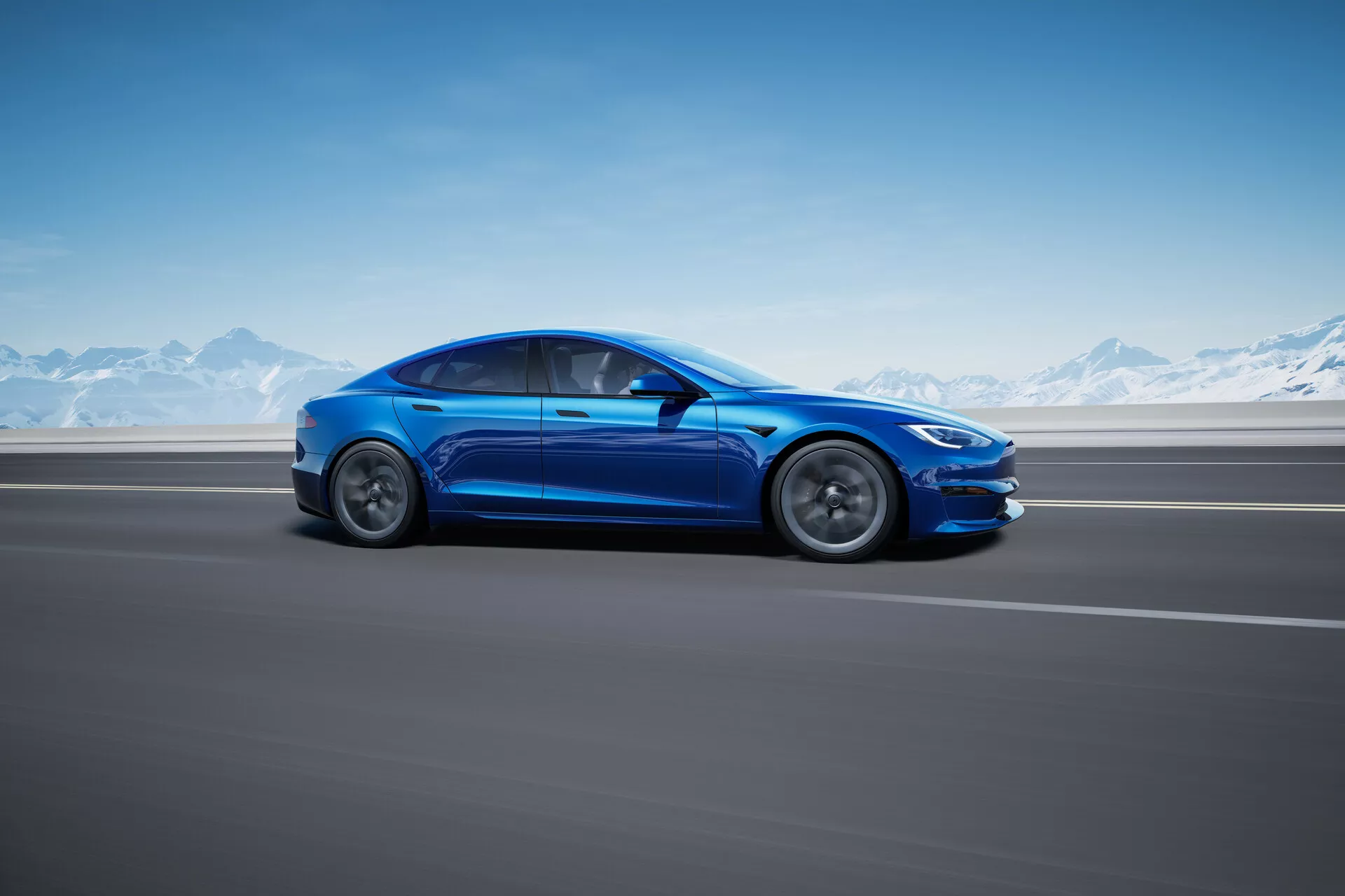 Obrázok zobrazuje bočný profil jasnomodrého sedanu Tesla Model S z roku 2016 (prvá generácia, facelift) na hladkej asfaltovej ceste s zasneženým pohorím v pozadí, čo naznačuje chladné alebo alpské prostredie. Uhol záberu má mierne zozadu posunutú perspektívu, čím zdôrazňuje dĺžku a dizajnové línie vozidla, pričom sú viditeľné časti ako predný blatník, kapota, čelné sklo, strecha, dvere, zadný panel a kufor, ako aj bočné zrkadlá. Aerodynamický dizajn sa vyznačuje hladkými krivkami, elegantnými líniami, štýlovými zliatinovými kolesami a nízkoprofilovými pneumatikami, čo môže naznačovať model zameraný na výkon. Nízke uhol záberu poskytuje dynamický a silný vzhľad, evokuje pocit pohybu aj napriek tomu, že vozidlo je na fotografii nehybné. Čistý dizajn vozidla, vrátane kľučiek dverí flush s karosériou, naznačuje pokročilé vstupné systémy, ako je bezkľúčový vstup alebo dotykové kľučky. Okna sú zatvorené a nie je viditeľná žiadna vnútorná technológia. Vozidlo je zachytené v plnom zábere s rozmazaným pozadím, čo naznačuje pohyb a rýchlosť pre diváka. Fotografia sa zdá byť profesionálne urobená, pravdepodobne na propagačné účely, vzhľadom na kompozíciu a absenciu rušivých prvkov, dokonale predvádzajúc dizajn a farbu vozidla.