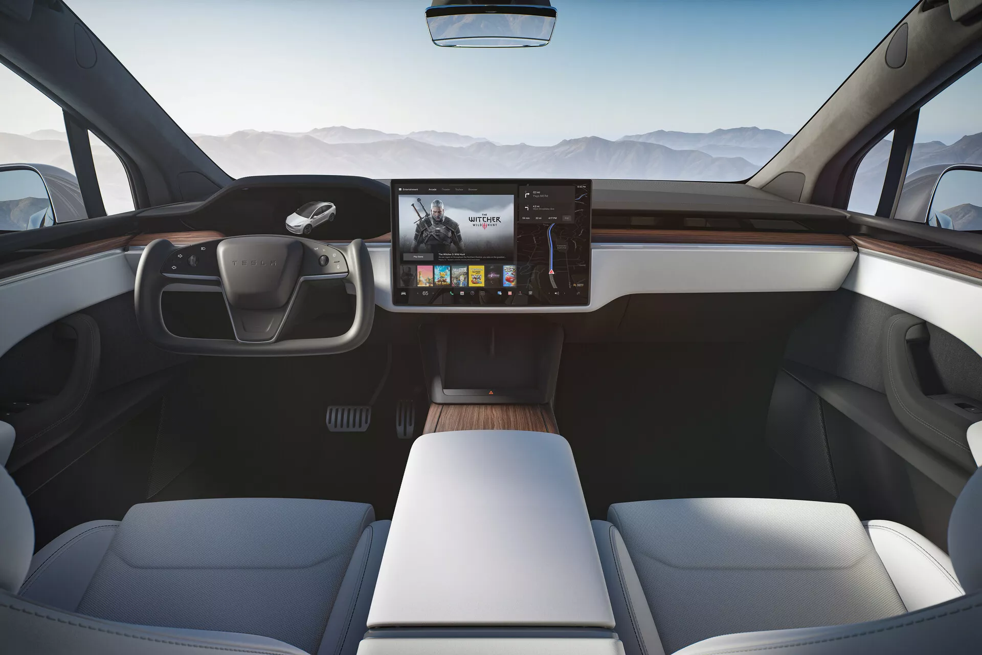 Interiér moderného Tesla Model-X 2021 facelift edícia, zachytený zo stredového zadného uhlu, ktorý ukazuje celú prednú kabínu. Panoramatický záber zdôrazňuje elegantný, minimalistický dizajn palubnej dosky s horizontálnymi drevenými akcentmi, výraznou obdĺžnikovou dotykovou obrazovkou infotainmentu a unikátnym dvojramenným volantom s integrovanými dotykovými plochami. Predné sedadlá, upravené do svetlej kože, majú moderný dizajn s hladkými povrchmi na luxus a pohodlie. Minimalistická stredová konzola a prirodzené svetlo naznačujúce veľké okná dodávajú priestoru pocit priestrannosti a luxusu.
