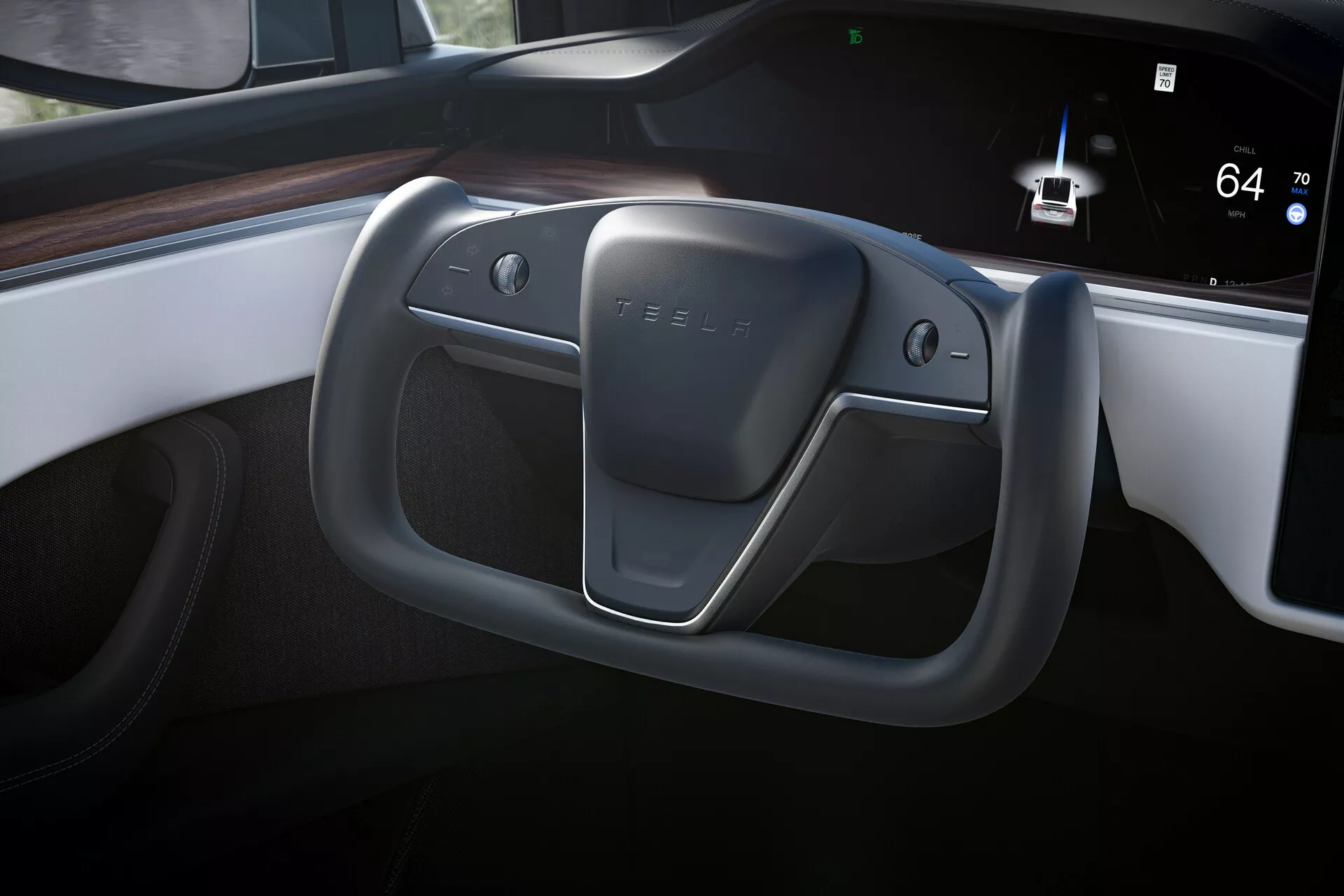 Pohľad do interiéru Tesla Model X 2021 (1. generácia facelift) s modernou palubnou doskou a charakteristickým neortodoxným obdĺžnikovým volantom s oblými rohmi, bez hornej časti, s funkčnými tlačidlami. Digitálny displej ukazuje rýchlosť vozidla 64 mph a vonkajšiu teplotu 70°F, čo zdôrazňuje pokročilé technologické funkcie. Minimalistické drevené akcenty a absencia tradičných ukazovateľov zvýrazňujú čistý dizajn zameraný na digitálnu interakciu.