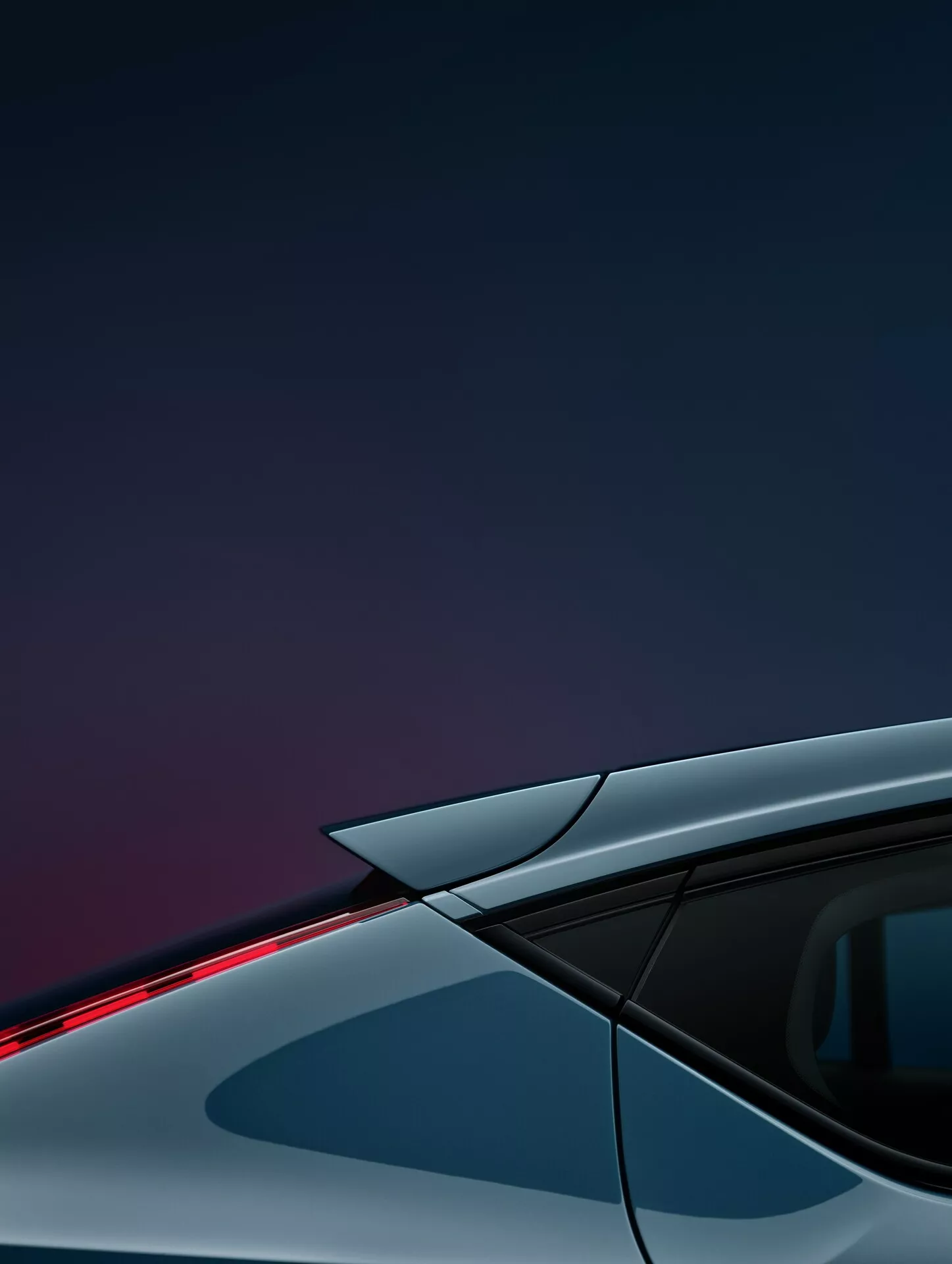 Detailný záber na Volvo C40 2021 (1. generácia) zameraný na hornú zadnú štvrtinu od strany vodiča. Obrázok zachytáva šikmý zadný uhol, ktorý zdôrazňuje aerodynamický oblúk strechy, zadné bočné okno a elegantný LED svetelný prúžok na vrchu zadného spojlera. Fotografia zahŕňa tmavo tónované okno so viditeľným stĺpikom, kovovo striebornú alebo sivú karosériu a gradientné pozadie z tmavomodrej do fialovej farby, vyzdvihujúce pokročilé dizajnové prvky a modernú estetiku vozidla.