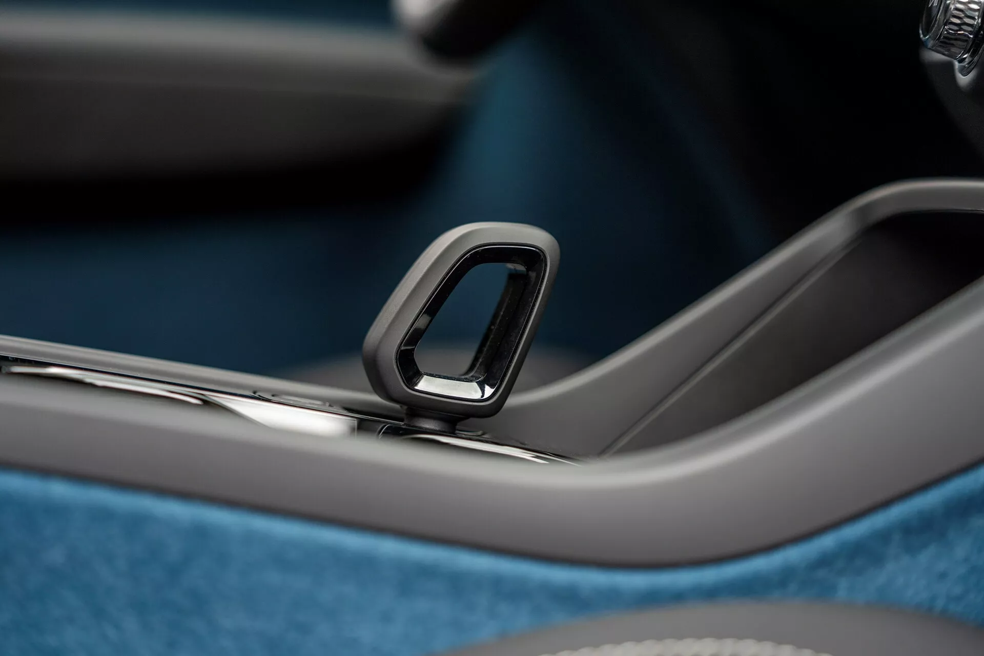 Prvá generácia Volvo C40 z roku 2021 s elegantným dizajnom, prémiovým interiérom a pokročilým elektrickým pohonom na modernom mestskom pozadí