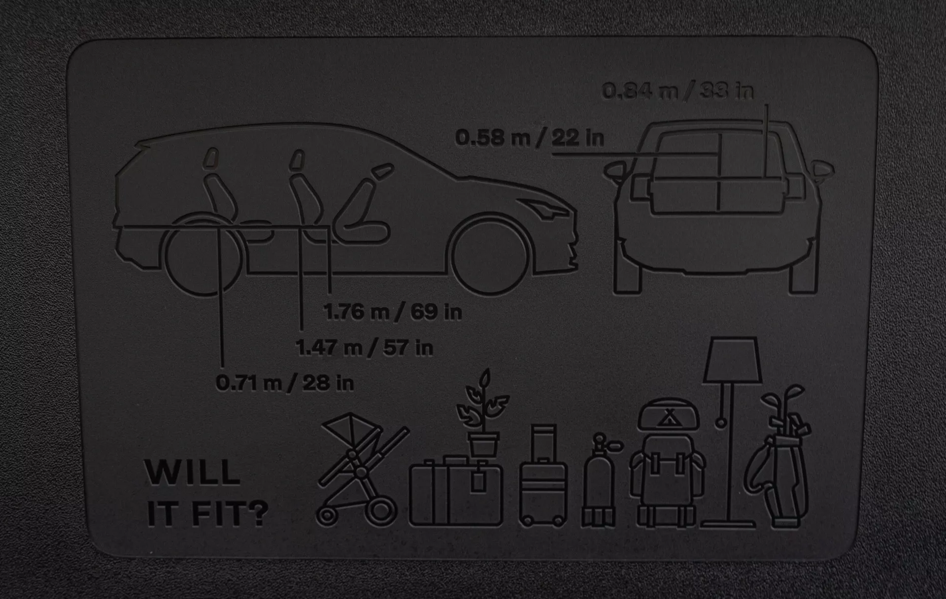 Infografika Volvo EX30 2024 zdôrazňujúca kapacitu nákladu so schematickými meraniami pre sedany a hatchbacky a porovnanie s bežnými predmetmi.