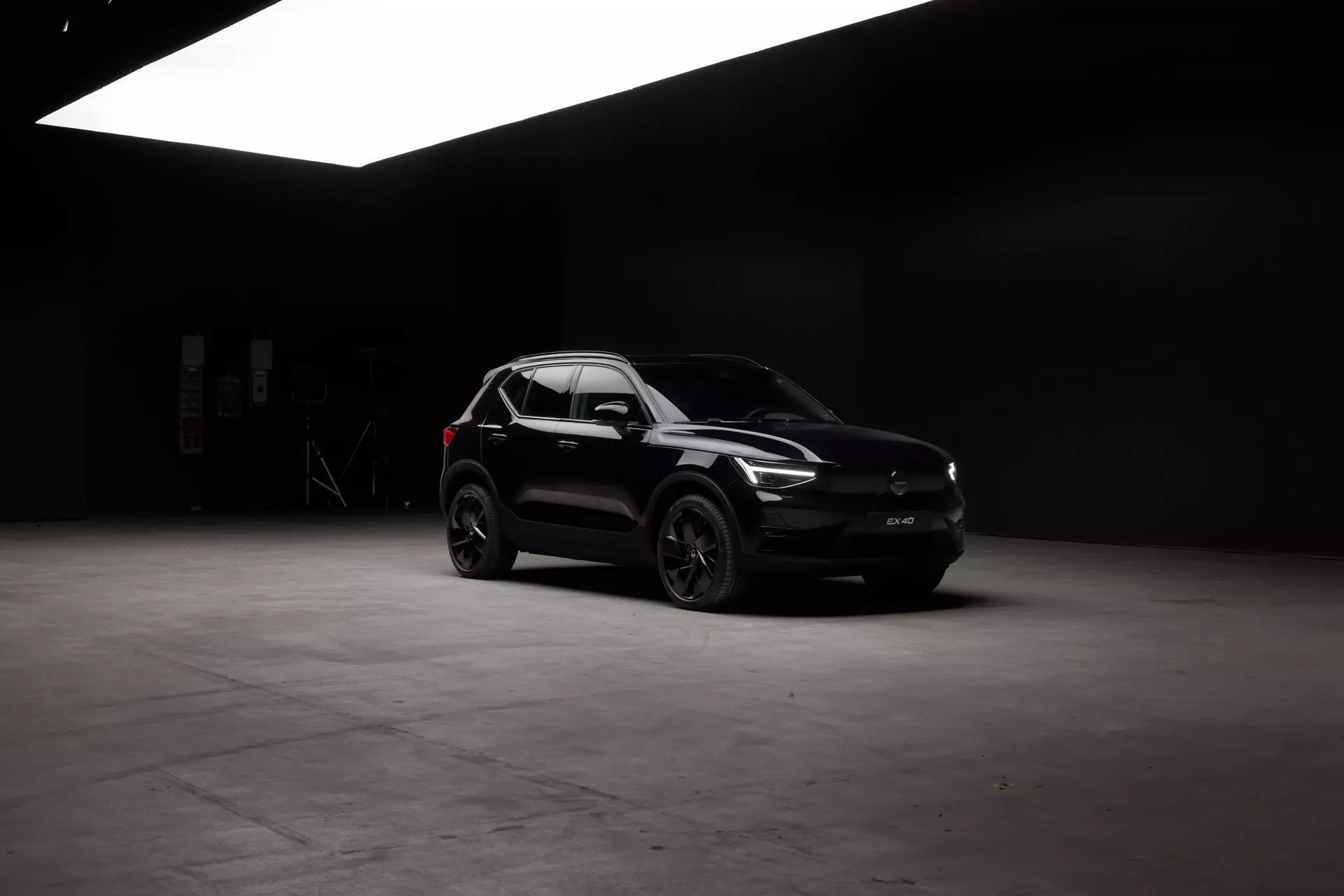 Volvo EX40 2024 1. generácie ukazuje svoj elegantný dizajn, pokročilé bezpečnostné funkcie a environmentálne šetrné technológie