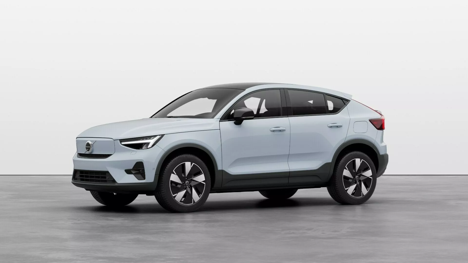 Bočný profil Volvo EX40 prvej generácie 2024 v štúdiu, zdôrazňujúci dynamickú siluetu, zliatinové kolesá, dvojfarebný lak, LED svetlomety a dizajn crossover