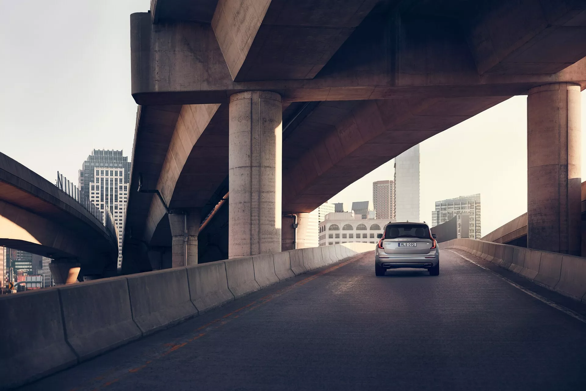 Volvo XC90 2015 2. generácia – Elegantný a sofistikovaný dizajn s modernými LED svetlometmi, luxusným interiérom z prémiových materiálov, pokročilými bezpečnostnými funkciami ako prevencia kolízií a silným výkonom navrhnutým pre pohodlie a dlhé cesty