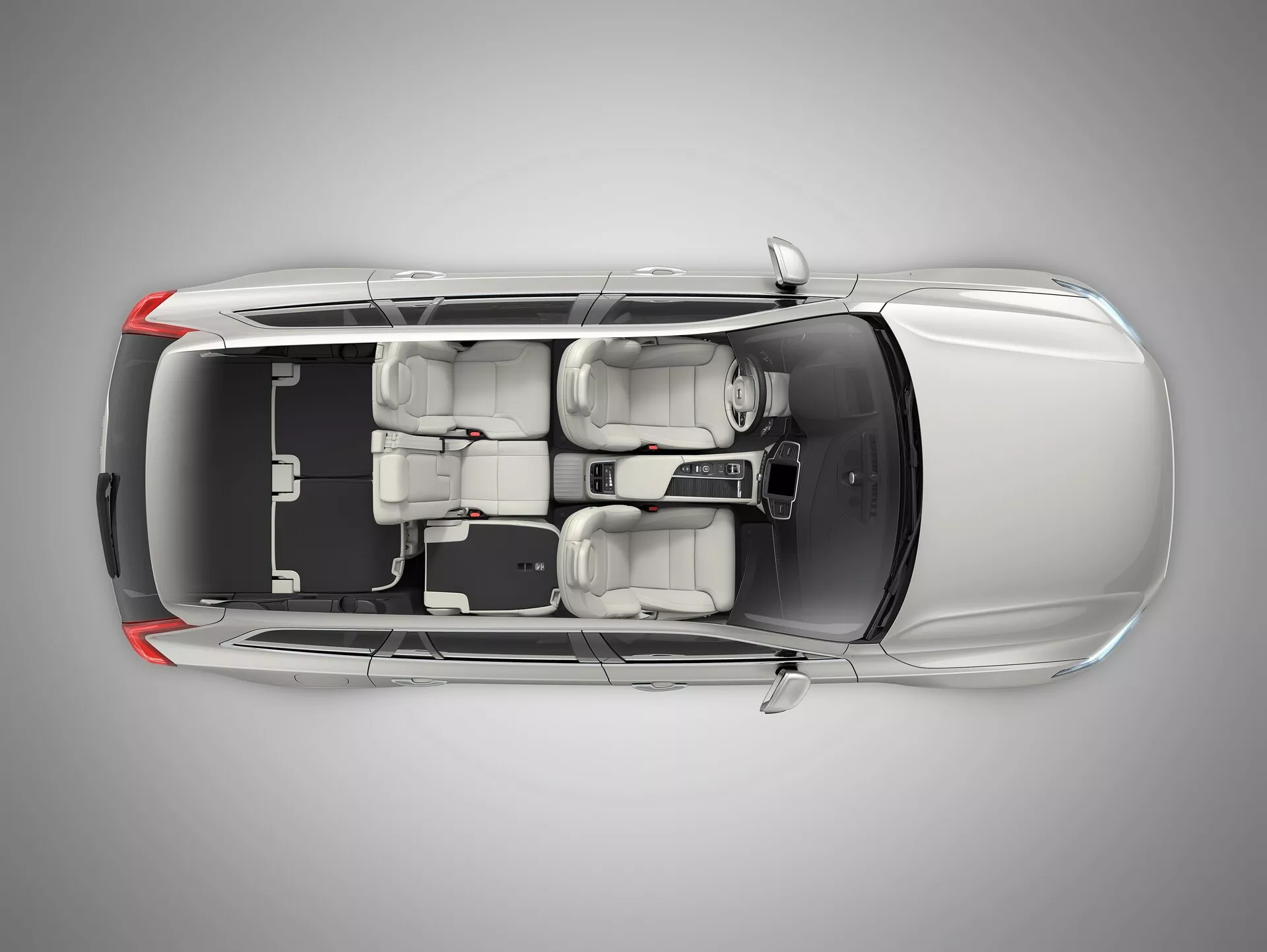 Pohľad zhora na vozidlo Volvo XC90 2015 (2. generácia), ukazujúci jeho strechu, kapotu, kufor a okná. Funkcie zahŕňajú centrálne umiestnené strešné okno, obrysové okná a elegantnú líniu strechy, ktorá naznačuje aerodynamickú účinnosť. Silueta vozidla odhaľuje štvordverový sedan s dvojradovým sedením, ktorý pojme až päť cestujúcich.