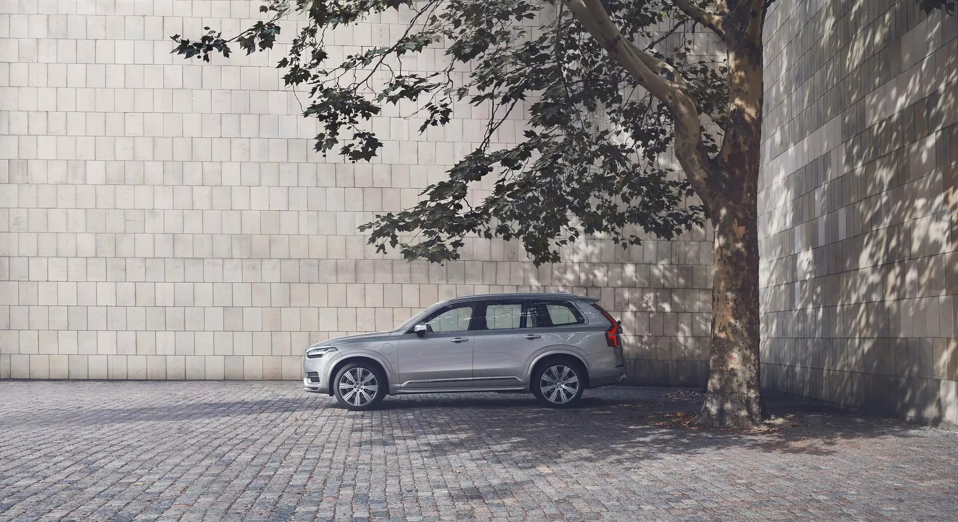 Volvo XC90 2015, druhá generácia, elegantné a moderné SUV s výraznou prednou mriežkou, štýlovými LED svetlometmi a luxusným interiérom.