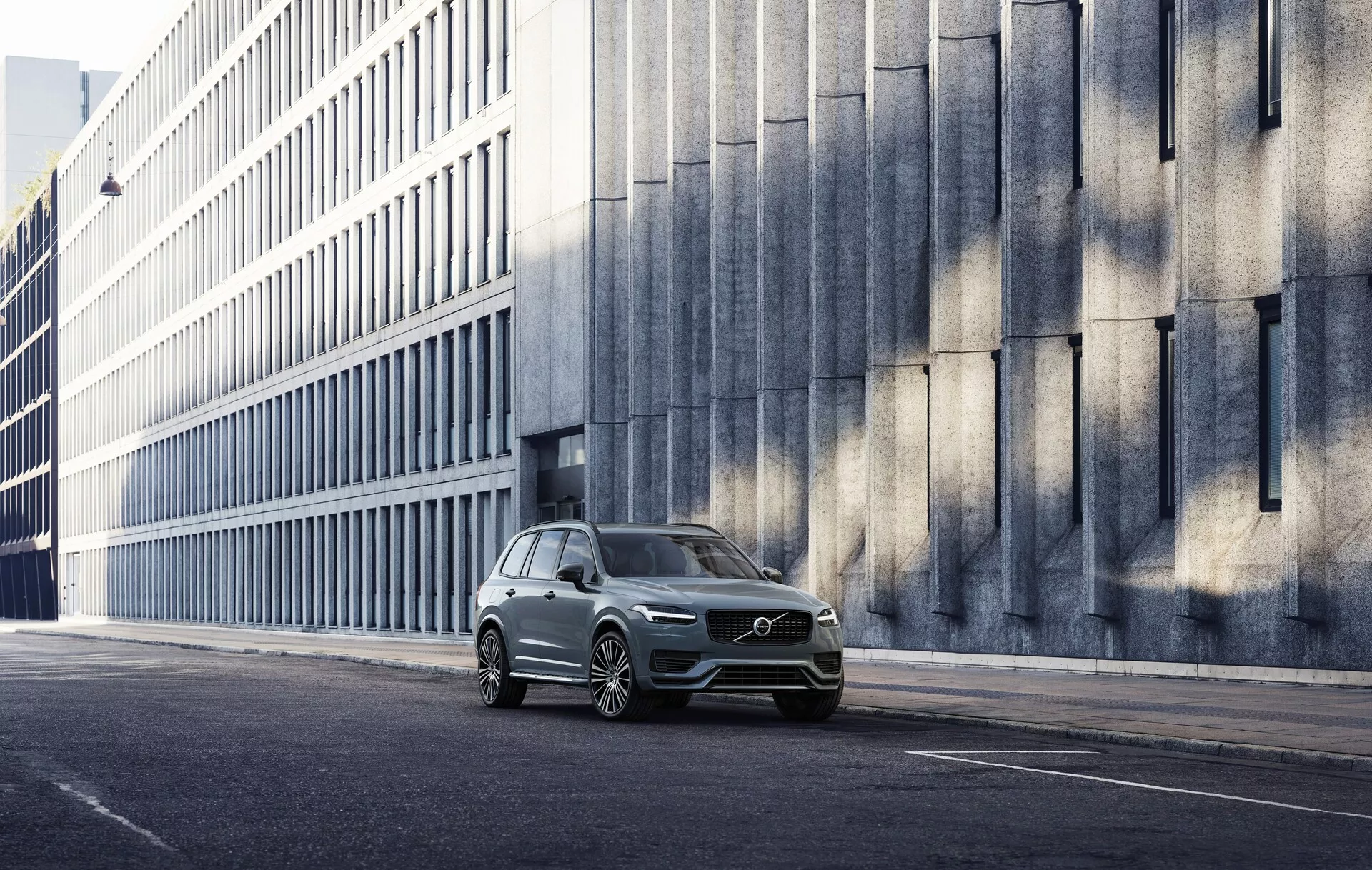 Volvo XC90 2015 (2. generácia), prémiové stredne veľké luxusné SUV s elegantným škandinávskym dizajnom, výraznou prednou maskou, štíhlymi LED svetlometmi, prepracovanými chrómovanými akcentmi, priestranným koženým interiérom, pokročilými bezpečnostnými technológiami a špičkovým infotainment systémom.