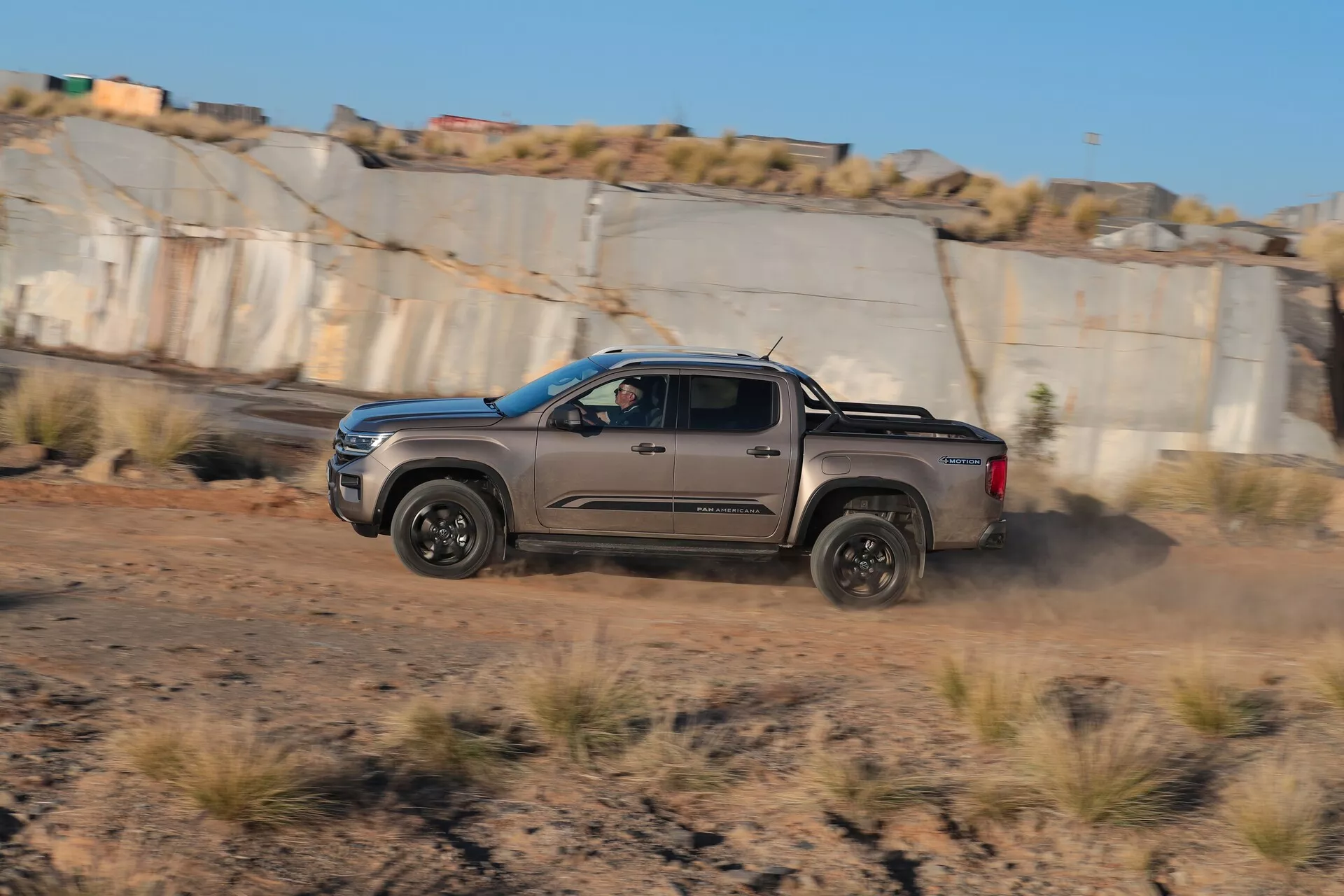 Pick-up VW Nutzfahrzeuge Amarok 2023 (2. generácia), prezentujúce robustný dizajn, vylepšené terénne schopnosti a pokročilé technologické funkcie v sofistikovanom exteriéri.
