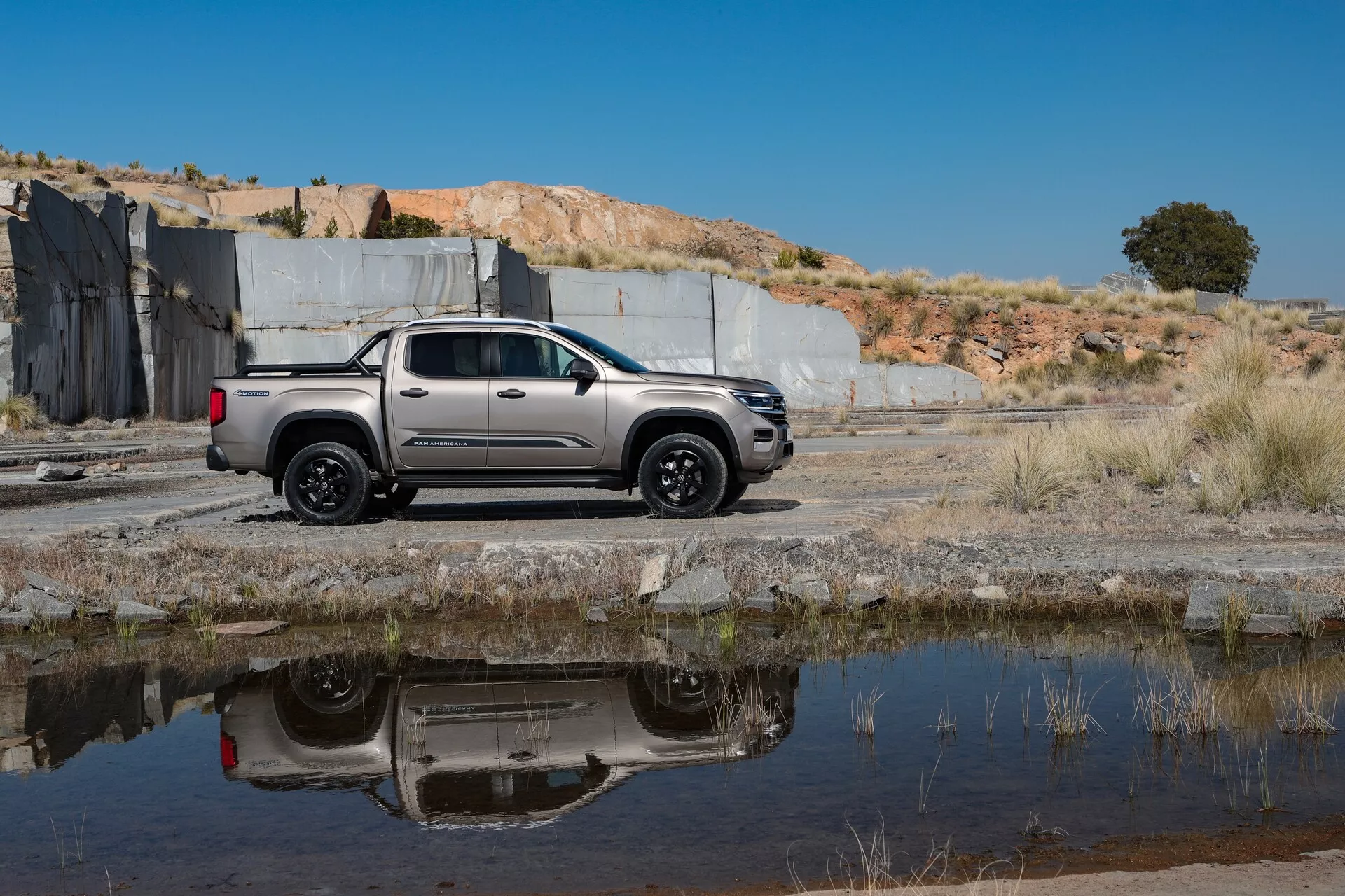 Vysoko kvalitný obrázok druhej generácie VW Nutzfahrzeuge Amarok 2023 zobrazujúci jeho elegantný dizajn a pokročilé funkcie