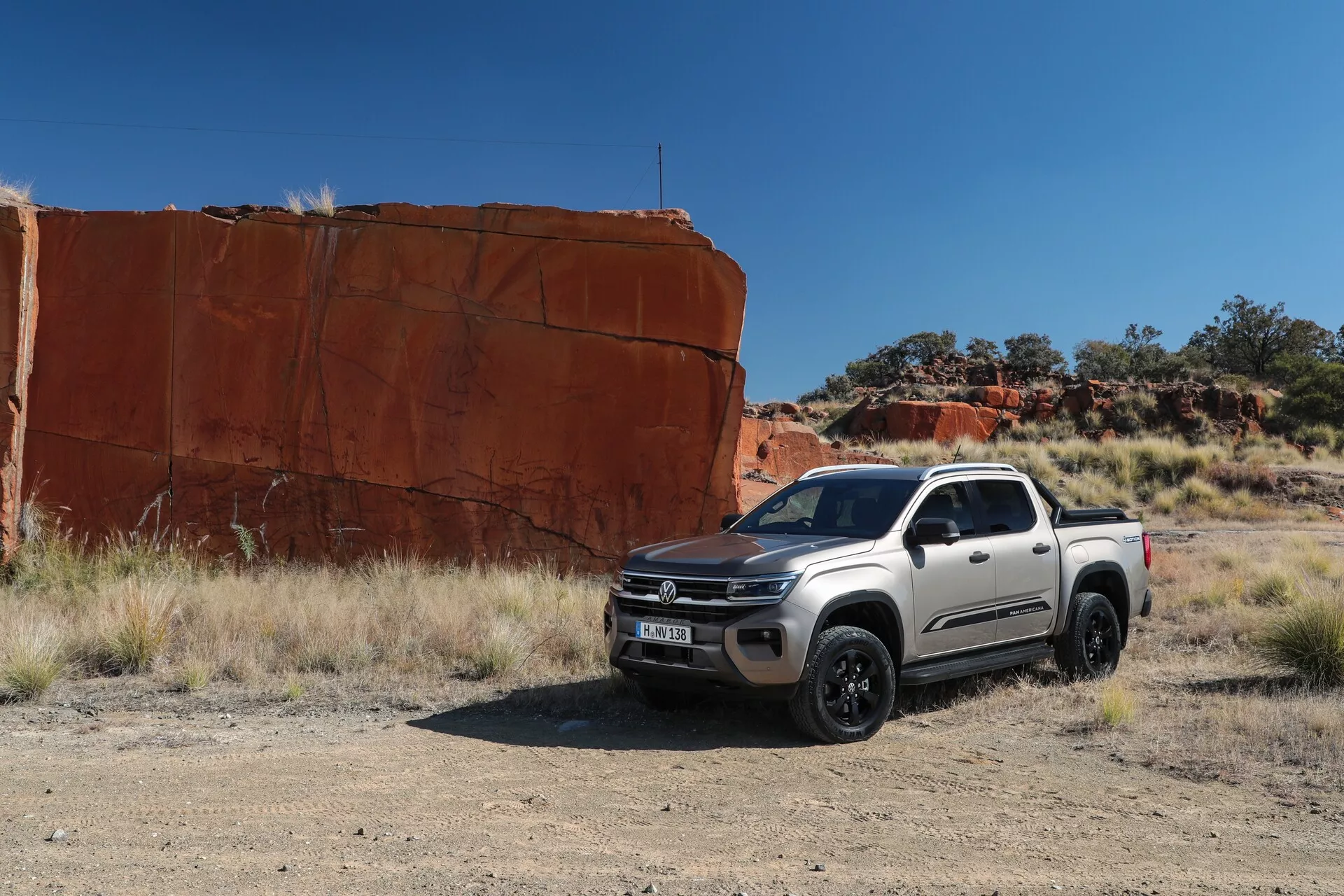 Druhá generácia Volkswagen Nutzfahrzeuge Amarok 2023, zdôrazňujúca robustný dizajn, čistú bielu farbu a silný výkon v náročnom teréne.