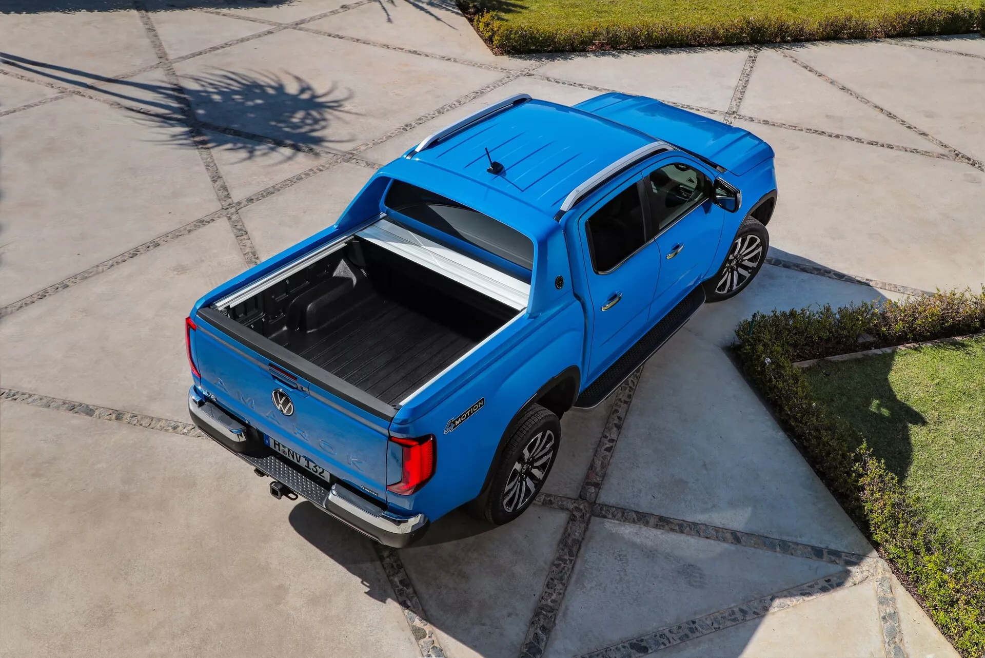 Volkswagen Amarok 2. generácie 2023 - Elegantný dizajn pickupu s modernými svetlometmi, robustnou prednou mriežkou a pokročilými terénnymi schopnosťami.