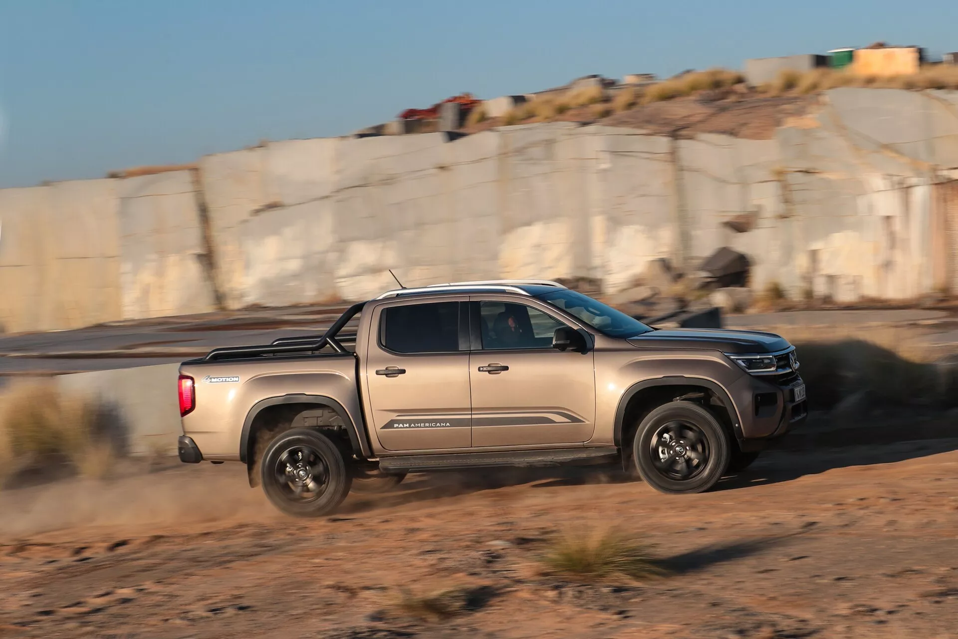 VW Nutzfahrzeuge Amarok 2023 druhá generácia – elegantný čierny pickup s robustnými off-road schopnosťami, modernými LED svetlometmi, aerodynamickým dizajnom a pokročilými asistenčnými systémami pre vodiča.