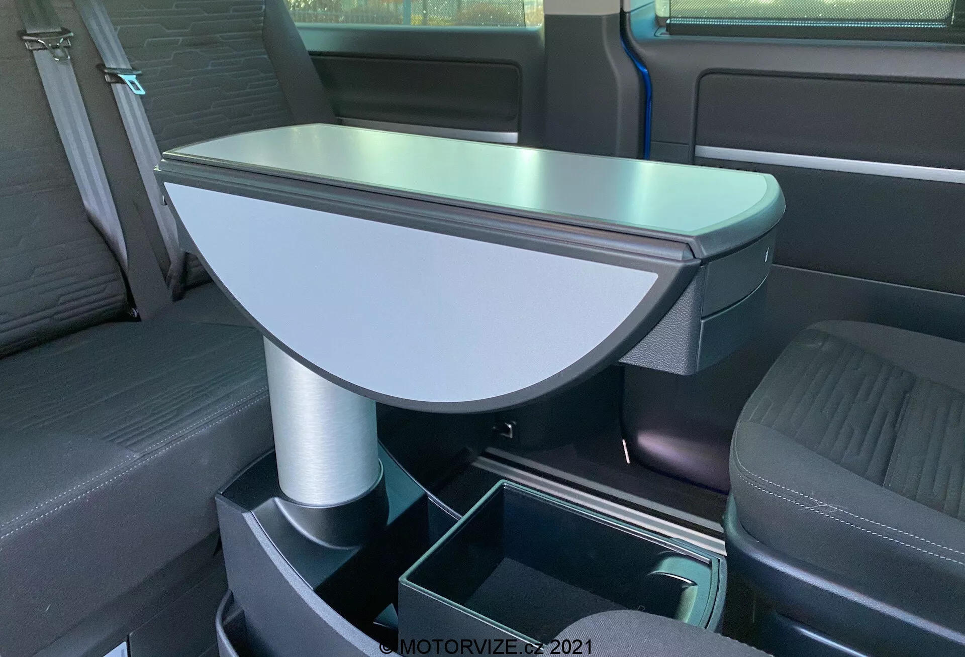 Predný pohľad na VW Nutzfahrzeuge Transporter 2019 T6.1 Multivan s modernými líniami, chrómovými akcentmi a ikonickým znakom VW