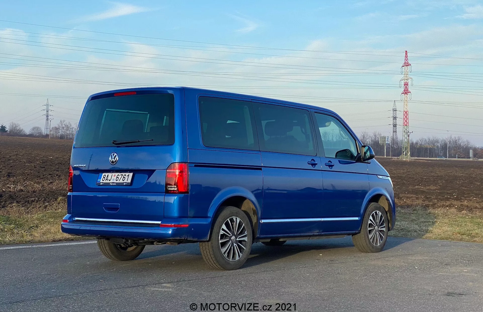 Volkswagen Nutzfahrzeuge Transporter 2019 (T6.1 Multivan) prezentujúci moderný dizajn, elegantný exteriér, priestranný interiér a moderné funkcie