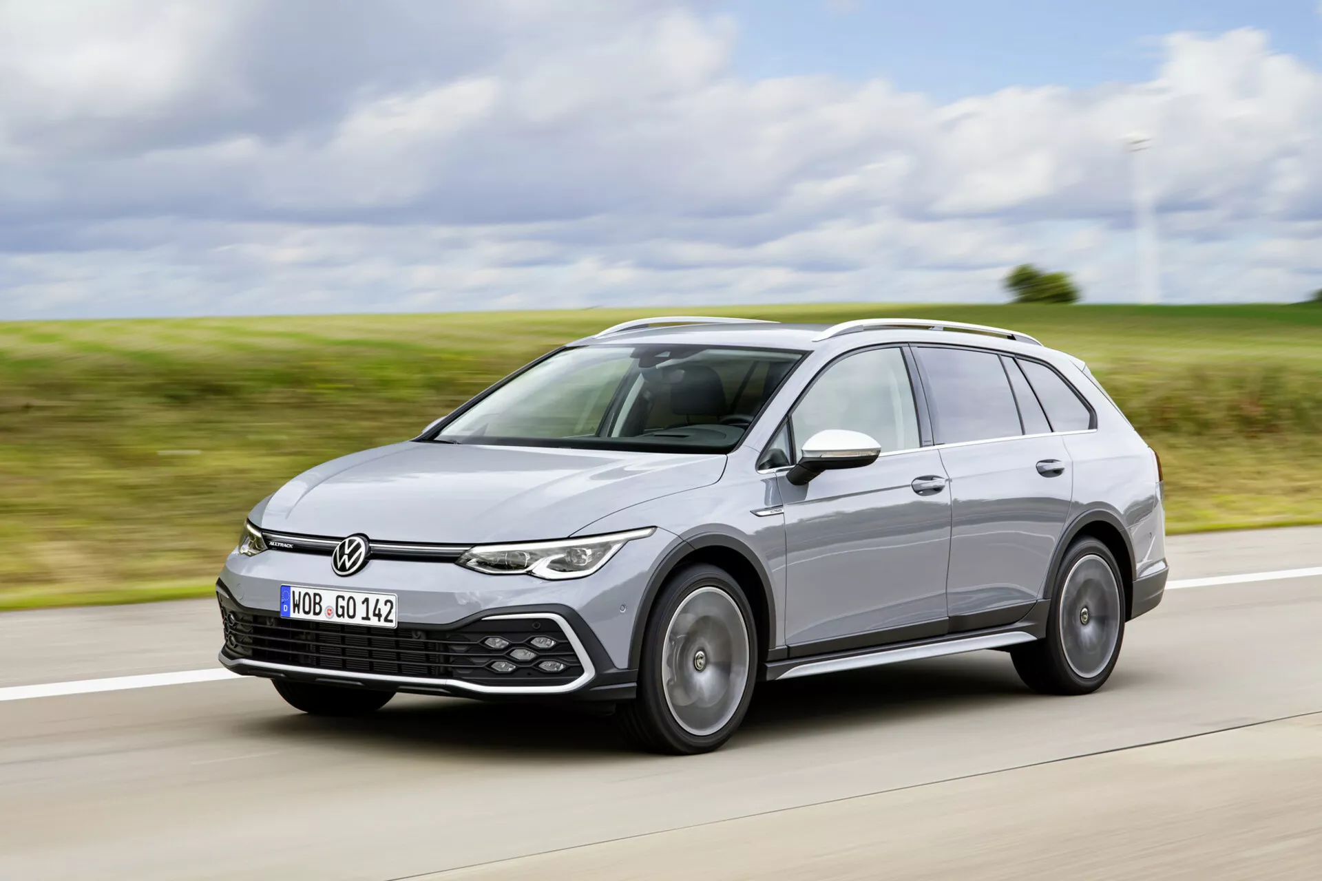 Volkswagen Golf Alltrack 2017 v pohybe na diaľnici, predvádza jeho moderný dizajn kombi, LED svetlomety, senzory asistencie pri parkovaní a systém strešných nosičov z uhla tri štvrtiny spredu.
